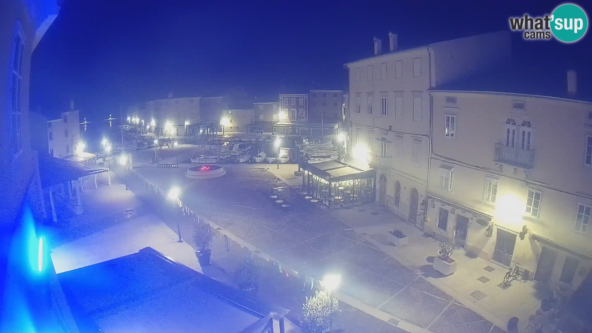 V ŽIVO spletna kamera Cres mesto – glavni trg in “mandrač” – otok Cres – Hrvaška