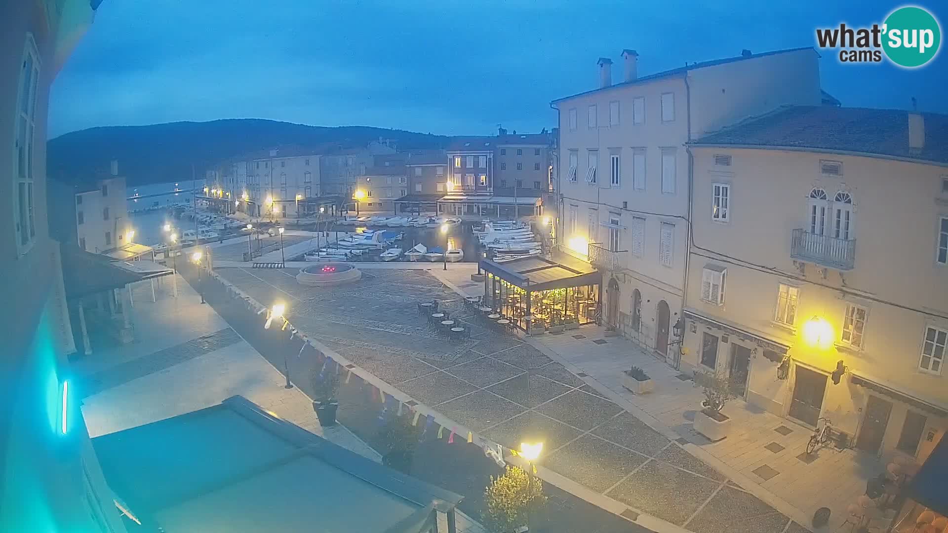 LIVE cam Cres city – place principale et “mandrač” – île de Cres – Croatie