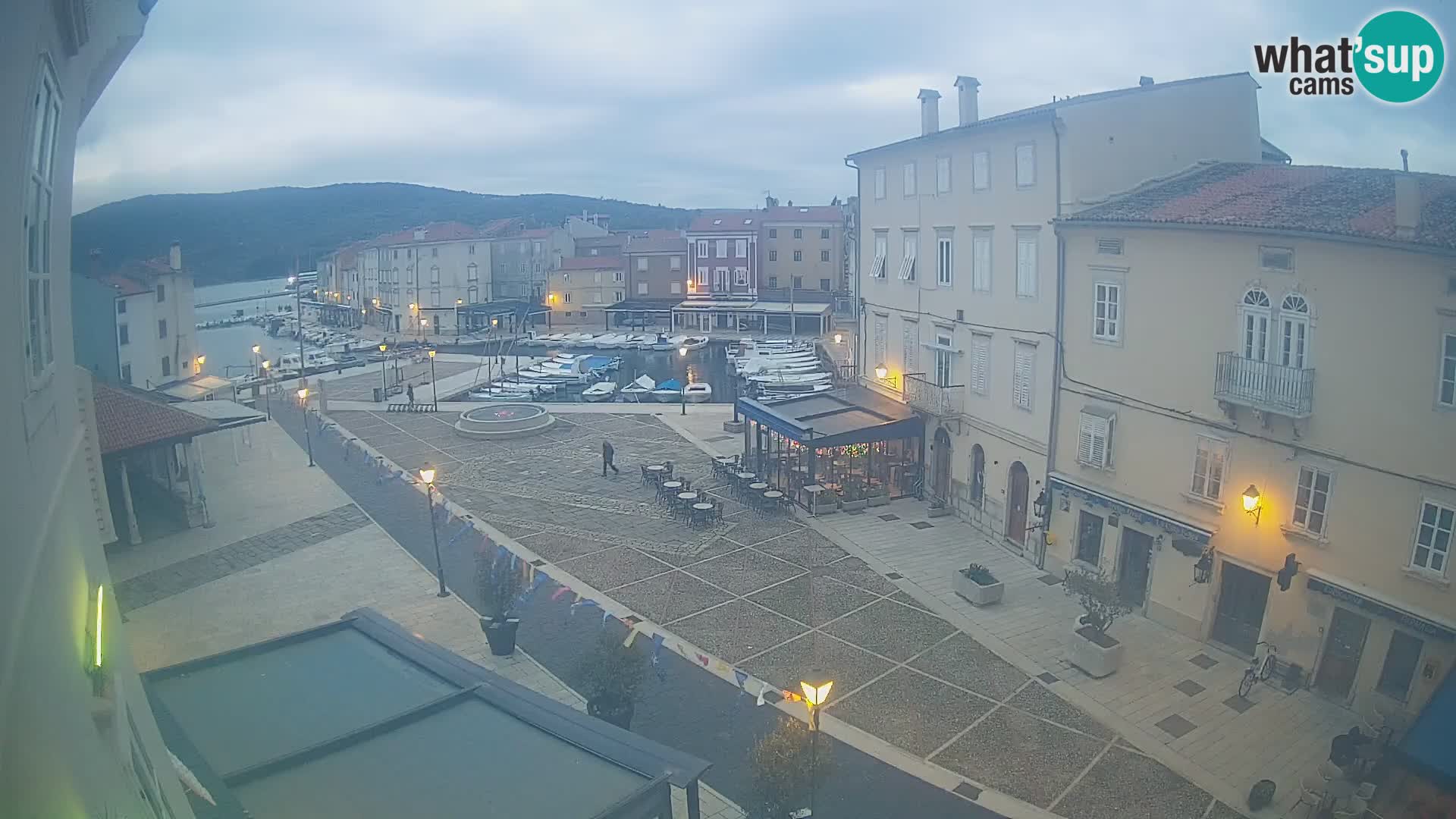 V ŽIVO spletna kamera Cres mesto – glavni trg in “mandrač” – otok Cres – Hrvaška