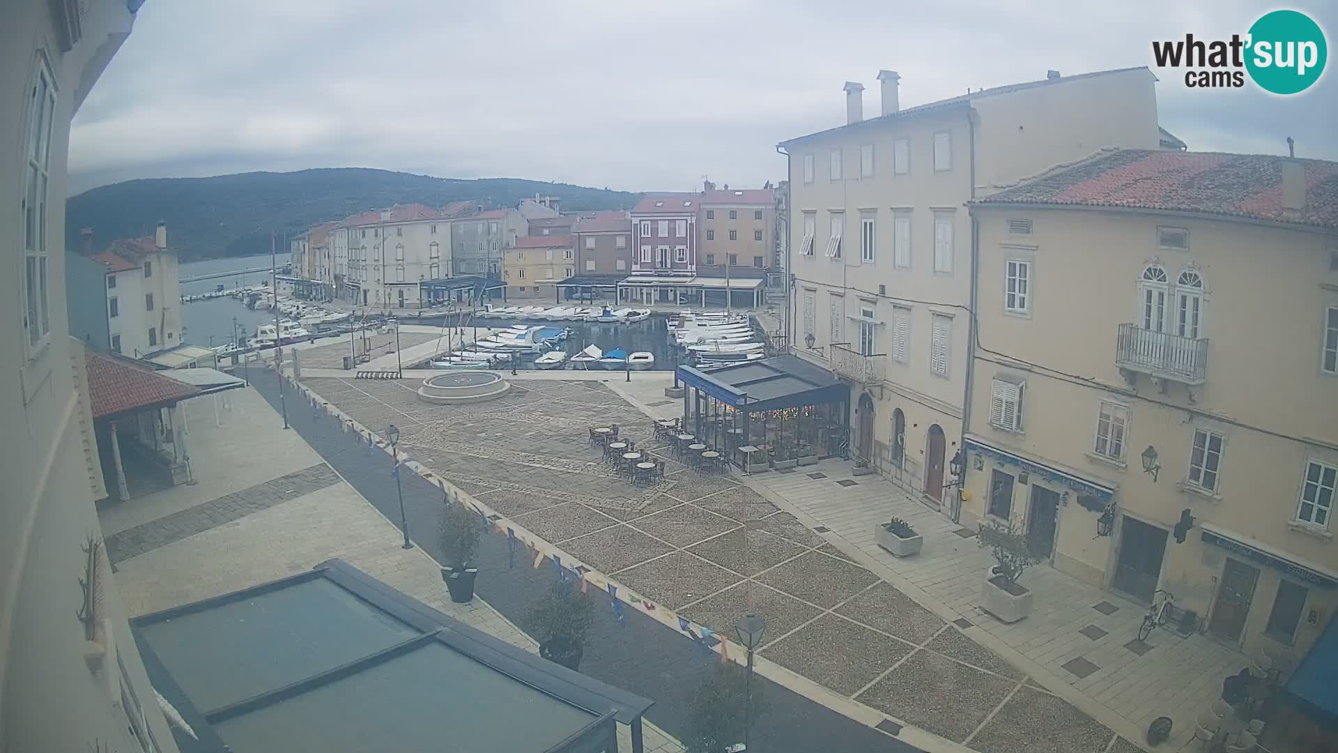 Web kamera Grad Cres – glavni trg i “mandrač” – otok Cres