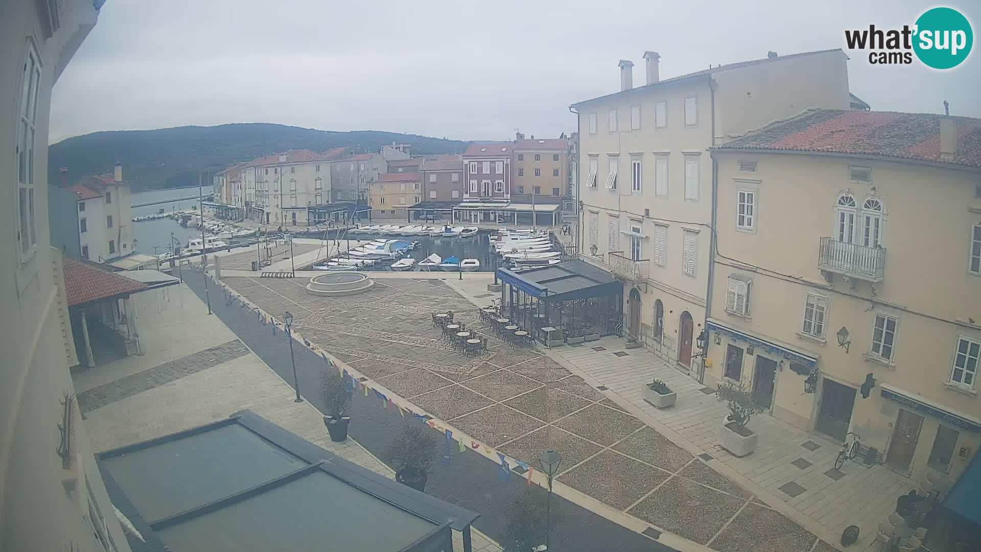 Cámara en vivo ciudad de Cres – plaza principal y “mandrač” – isla de Cres – Croacia