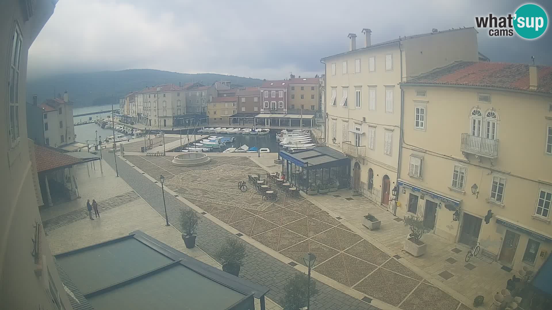 Cámara en vivo ciudad de Cres – plaza principal y “mandrač” – isla de Cres – Croacia