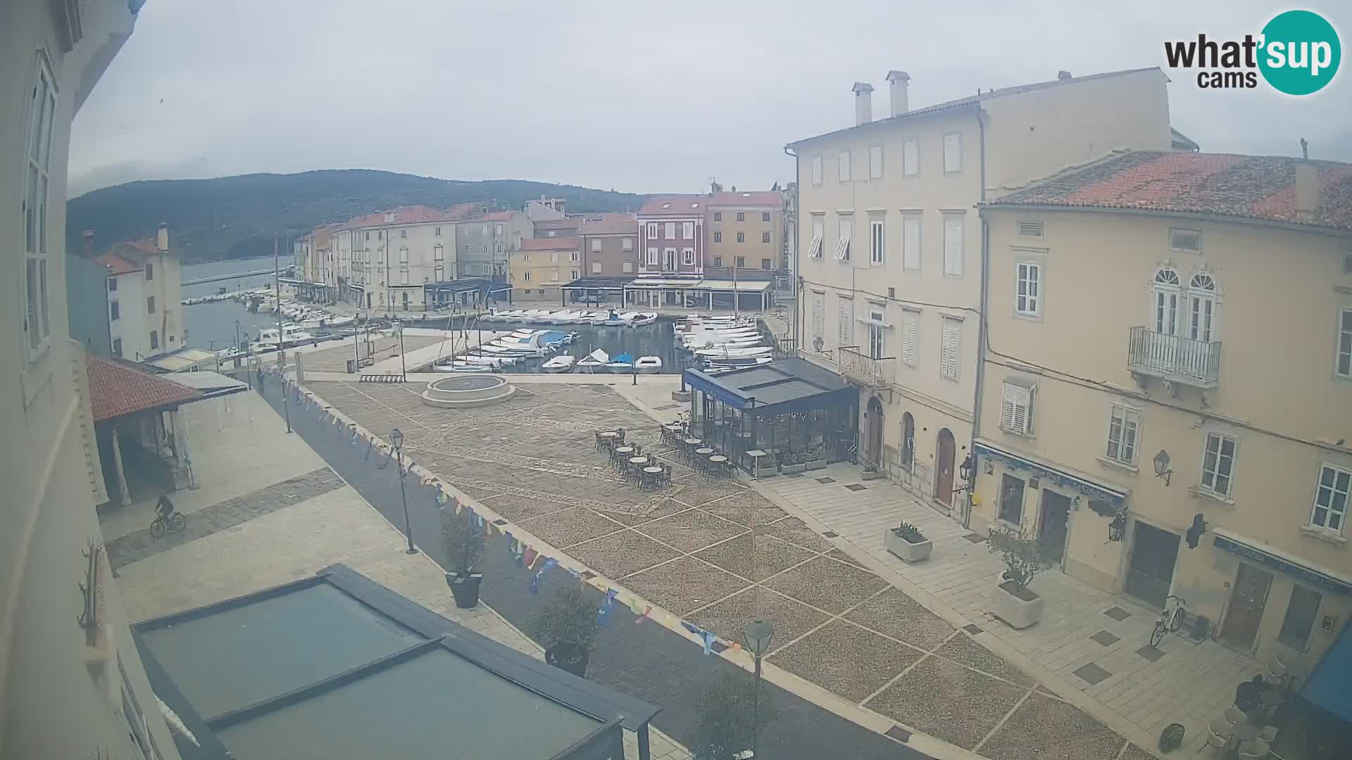 Cámara en vivo ciudad de Cres – plaza principal y “mandrač” – isla de Cres – Croacia
