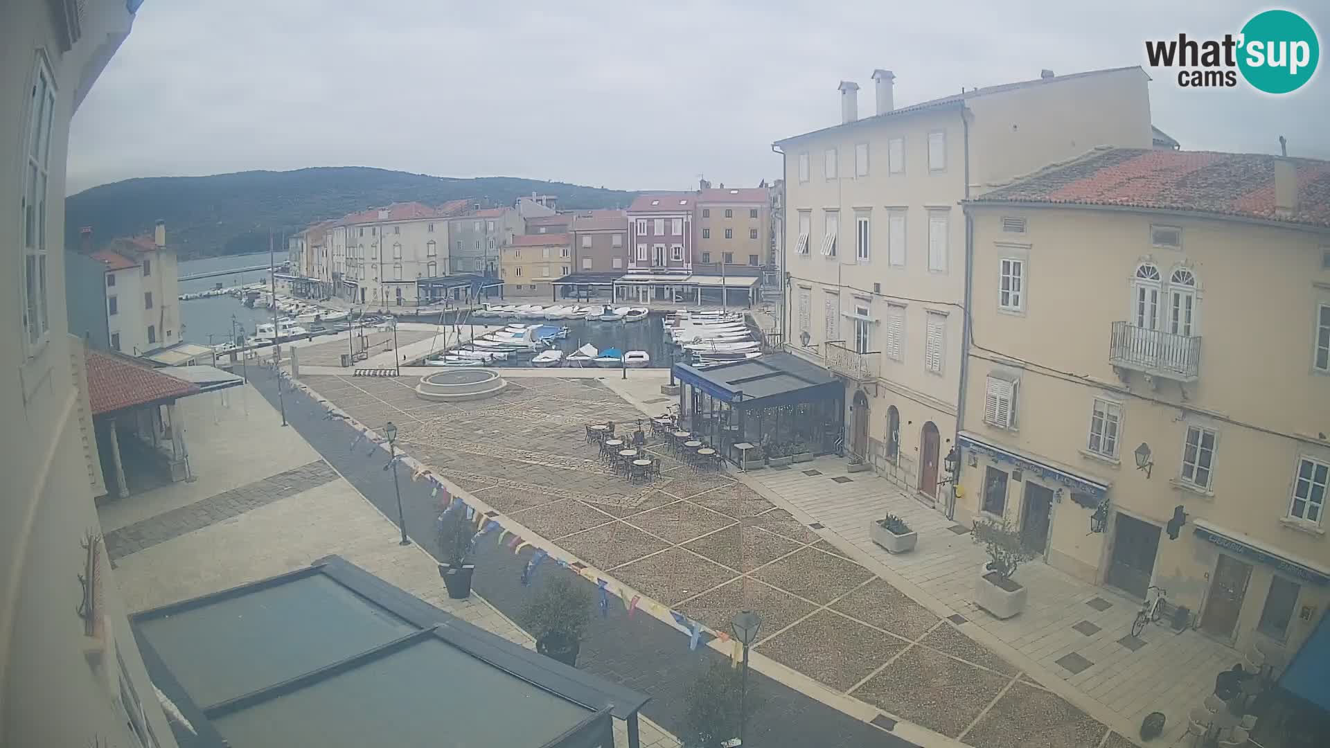 Cámara en vivo ciudad de Cres – plaza principal y “mandrač” – isla de Cres – Croacia
