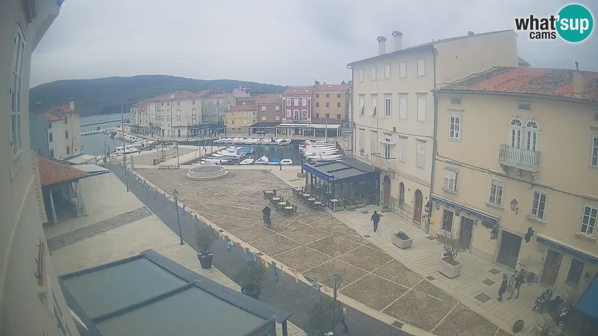 Web kamera Grad Cres – glavni trg i “mandrač” – otok Cres