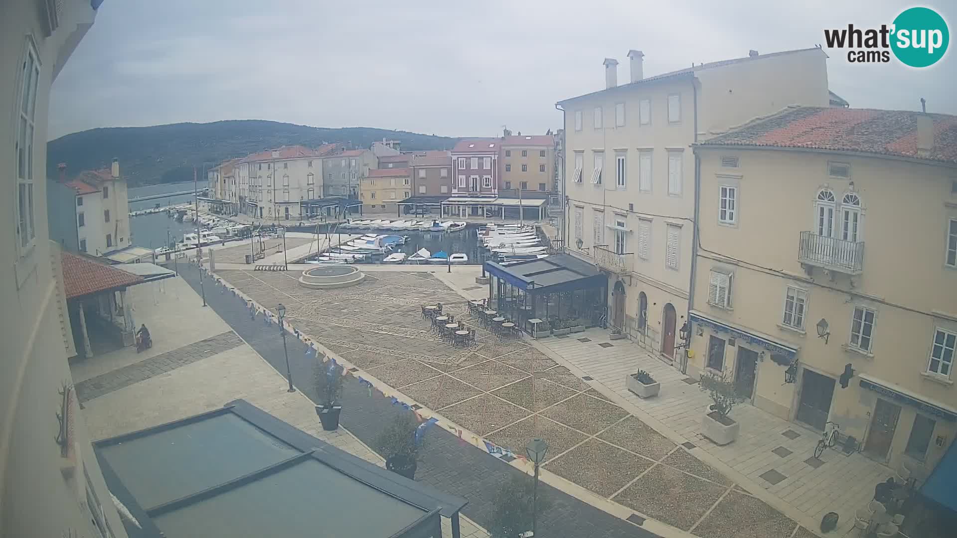 Cámara en vivo ciudad de Cres – plaza principal y “mandrač” – isla de Cres – Croacia