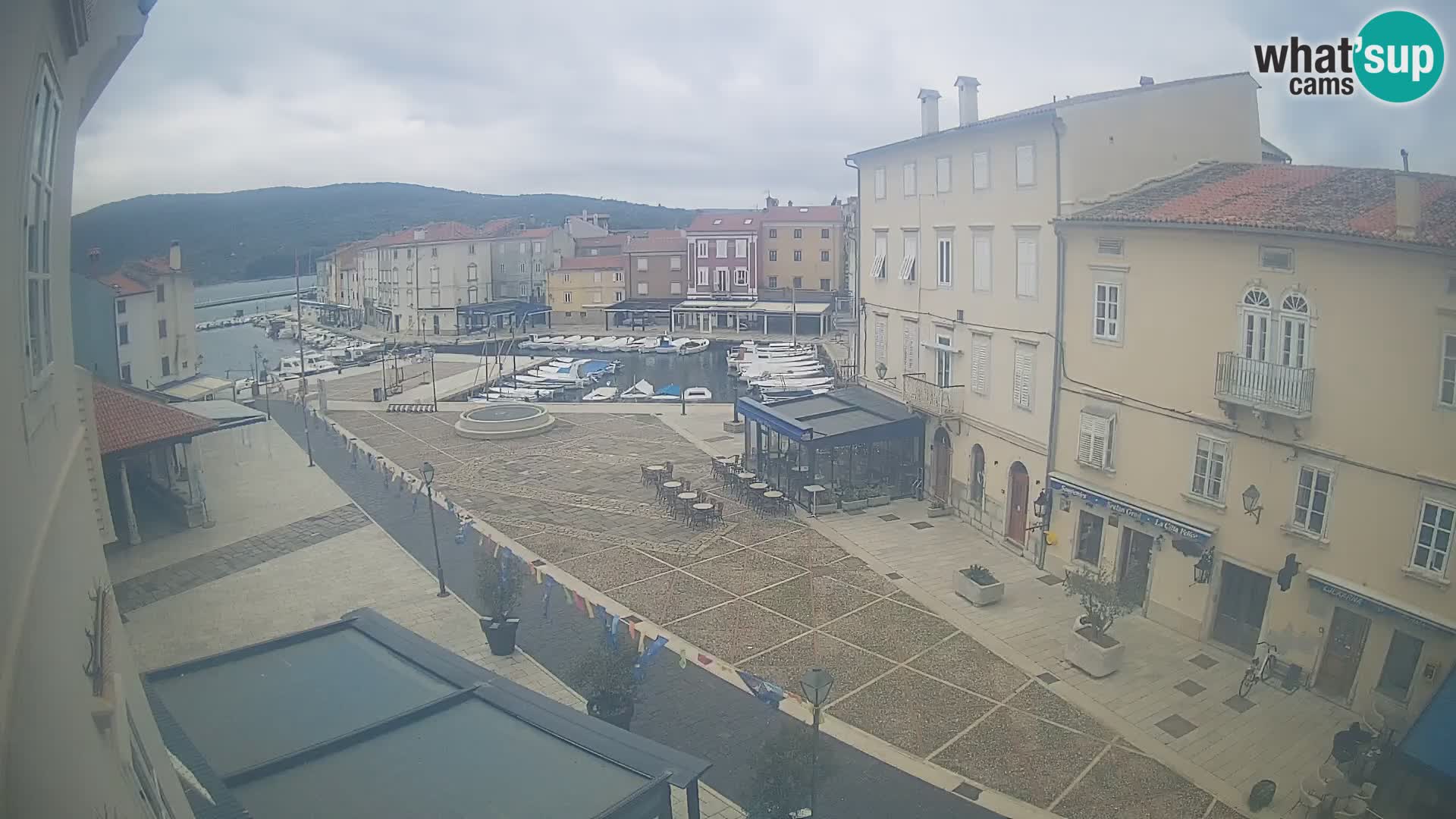 LIVE cam Cres city – place principale et “mandrač” – île de Cres – Croatie