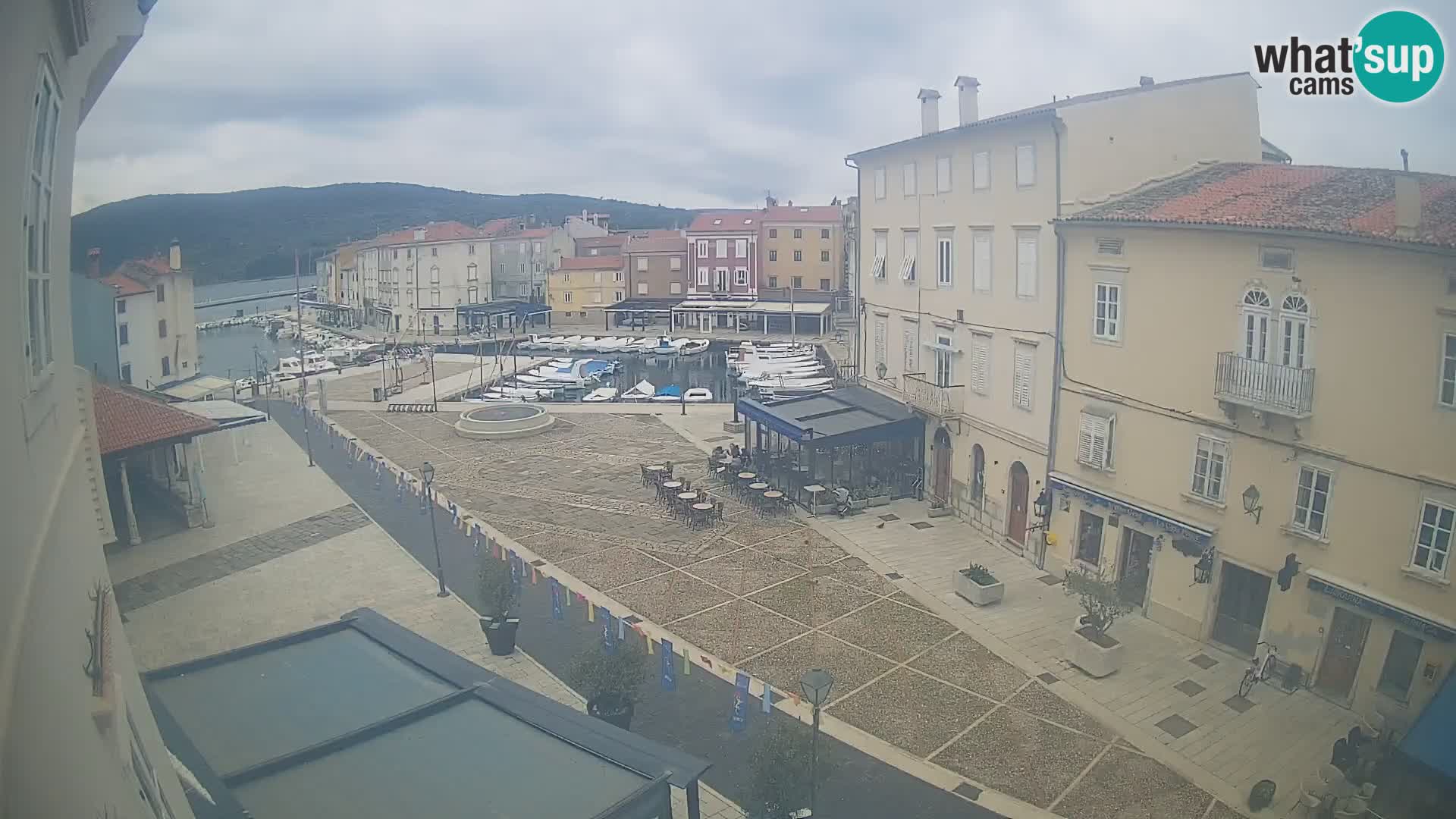 Cámara en vivo ciudad de Cres – plaza principal y “mandrač” – isla de Cres – Croacia