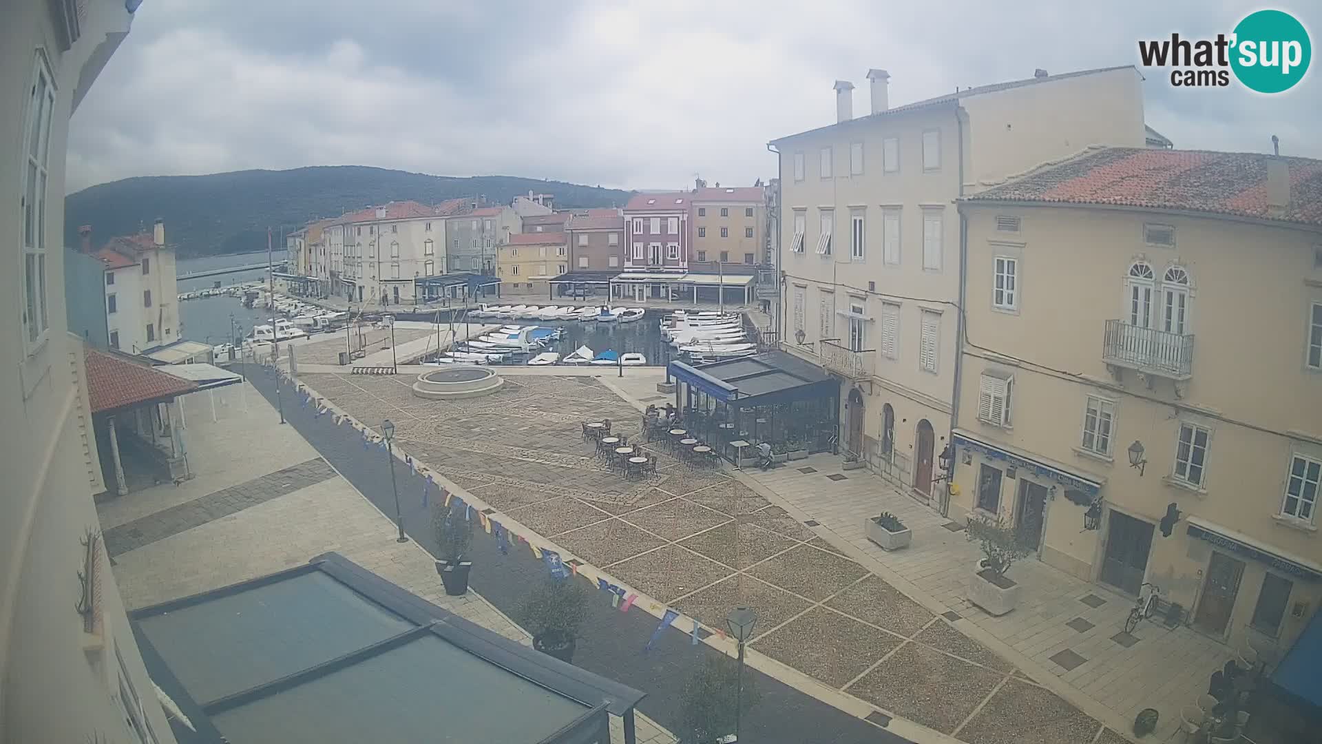 LIVE cam Cres city – place principale et “mandrač” – île de Cres – Croatie