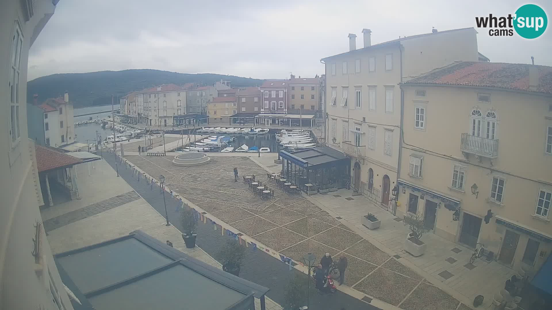 LIVE cam Cres city – place principale et “mandrač” – île de Cres – Croatie