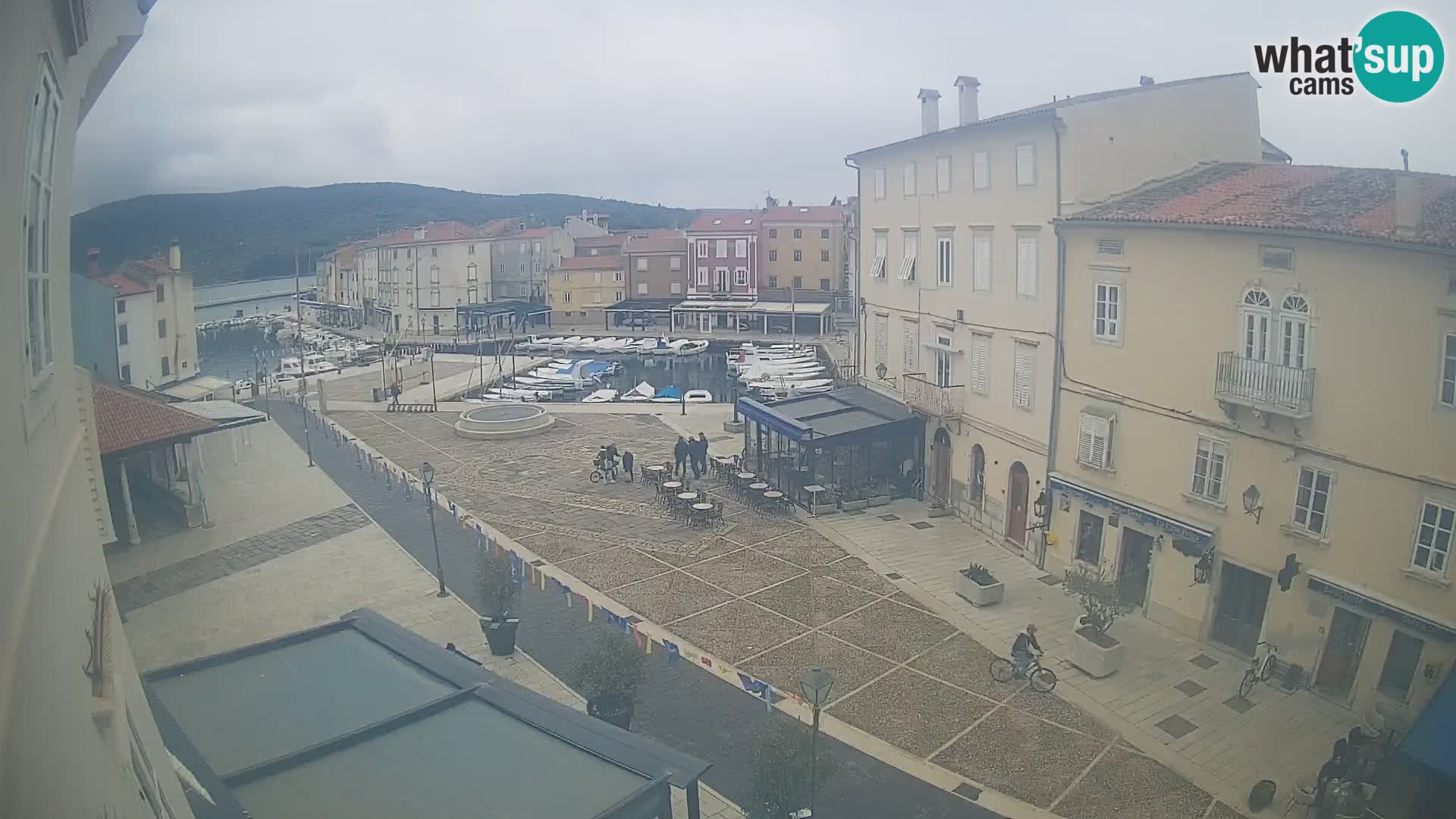 Web kamera Grad Cres – glavni trg i “mandrač” – otok Cres