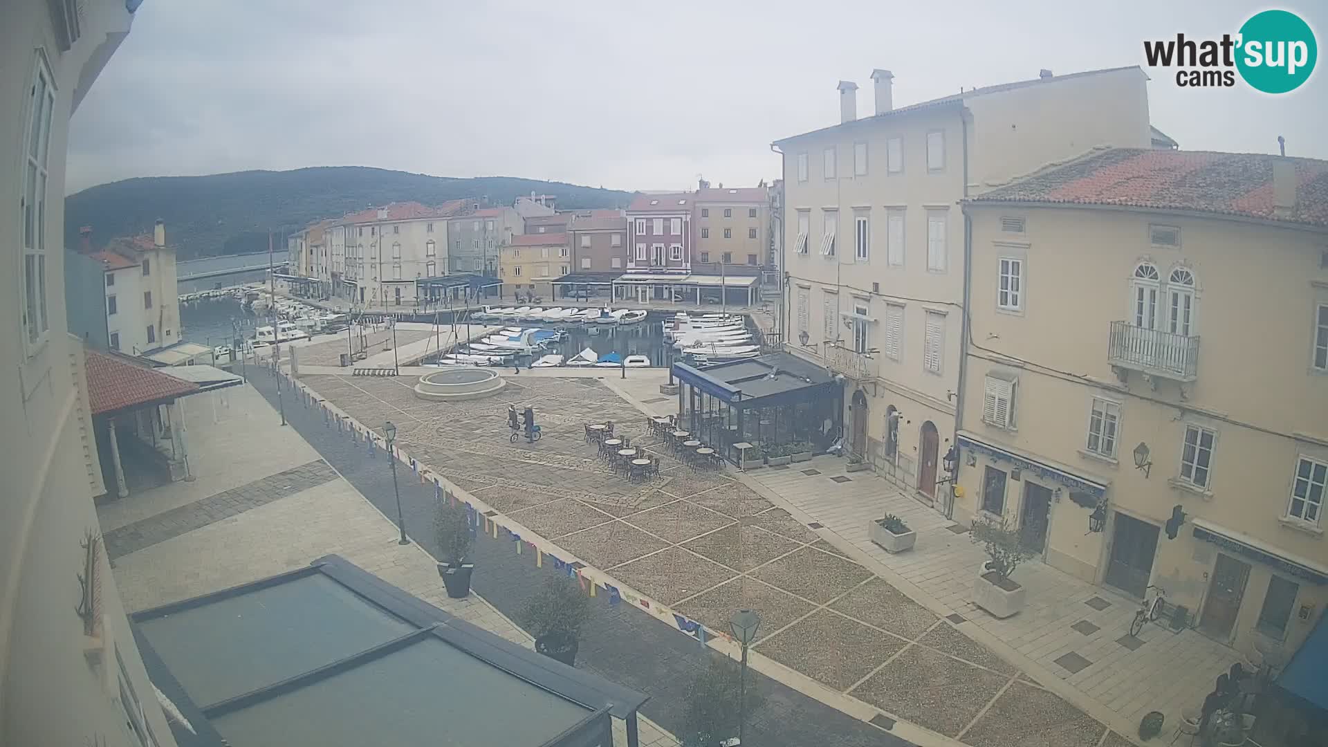 V ŽIVO spletna kamera Cres mesto – glavni trg in “mandrač” – otok Cres – Hrvaška