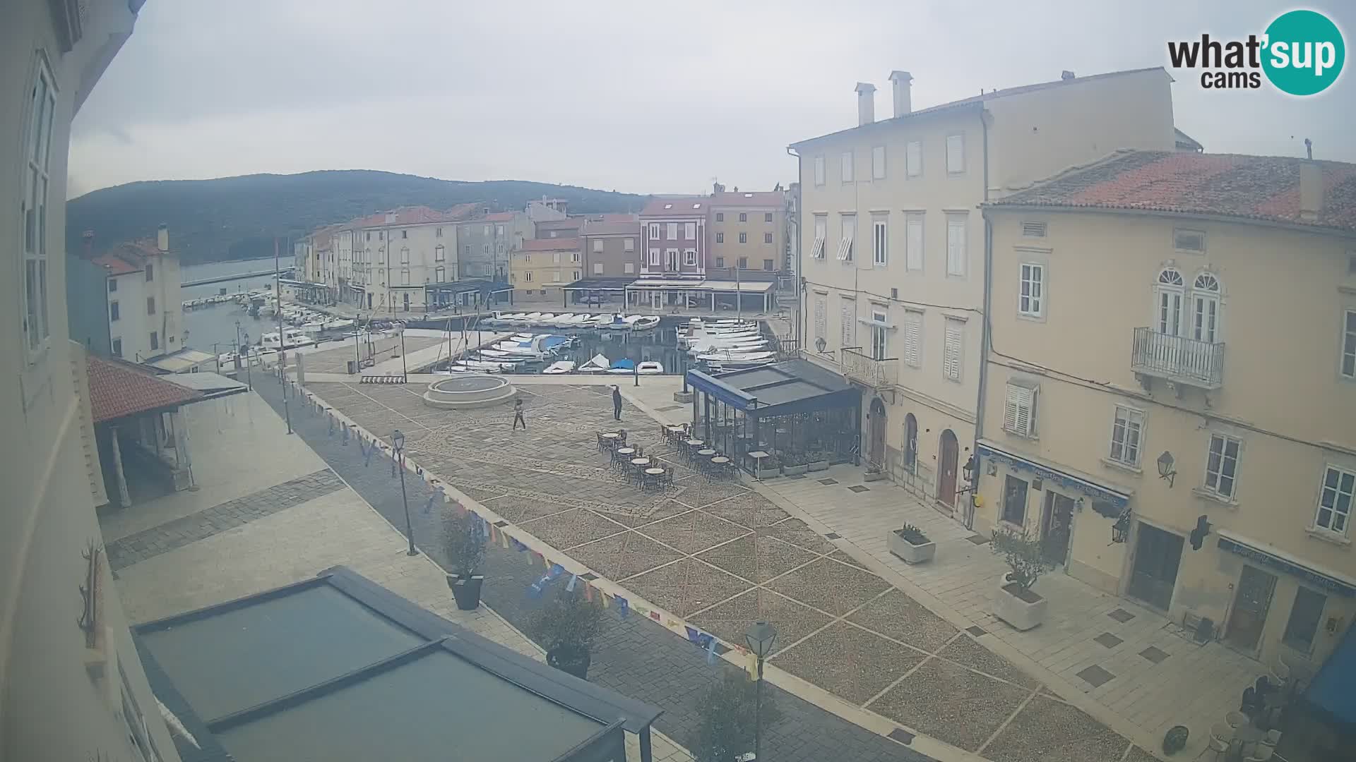 Cámara en vivo ciudad de Cres – plaza principal y “mandrač” – isla de Cres – Croacia