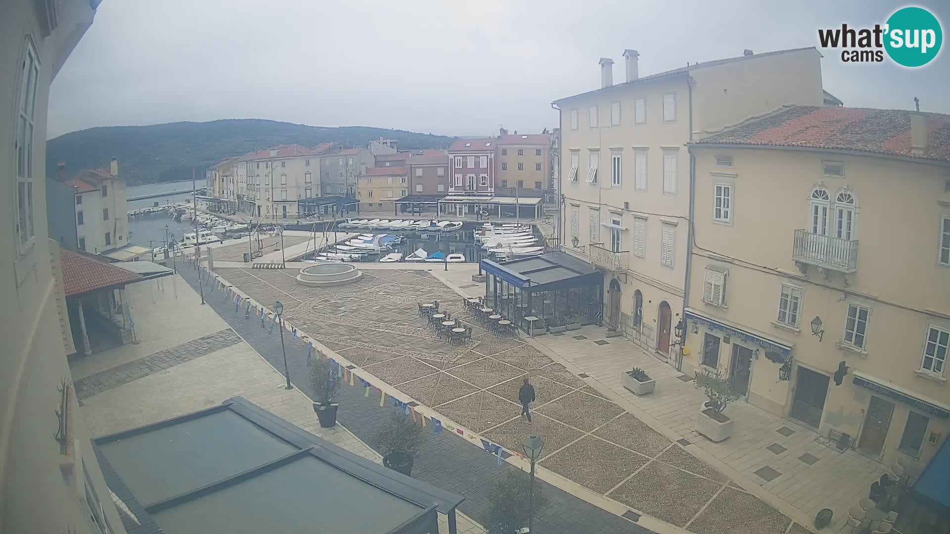 LIVE cam Cres city – place principale et “mandrač” – île de Cres – Croatie