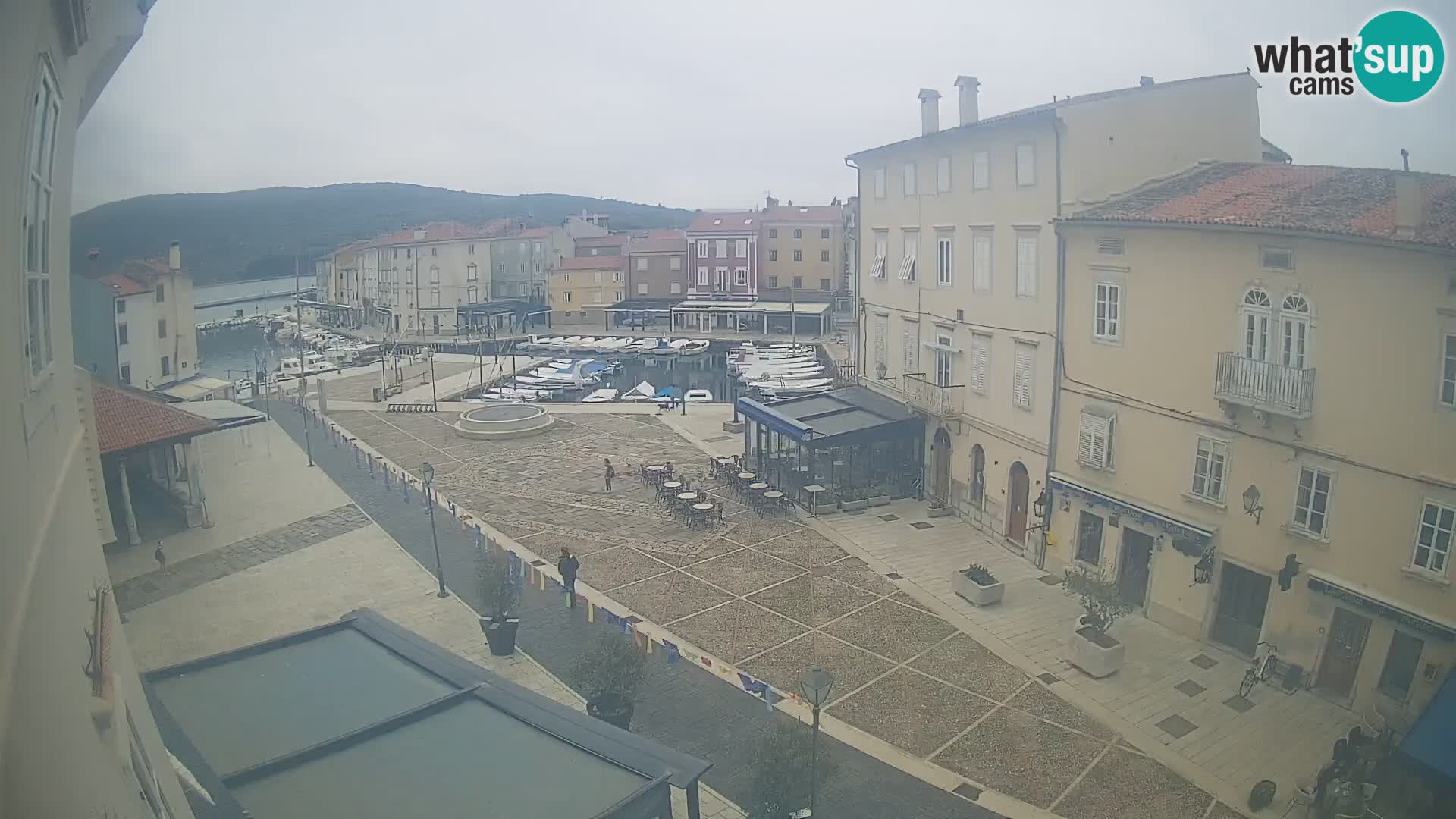 Cámara en vivo ciudad de Cres – plaza principal y “mandrač” – isla de Cres – Croacia