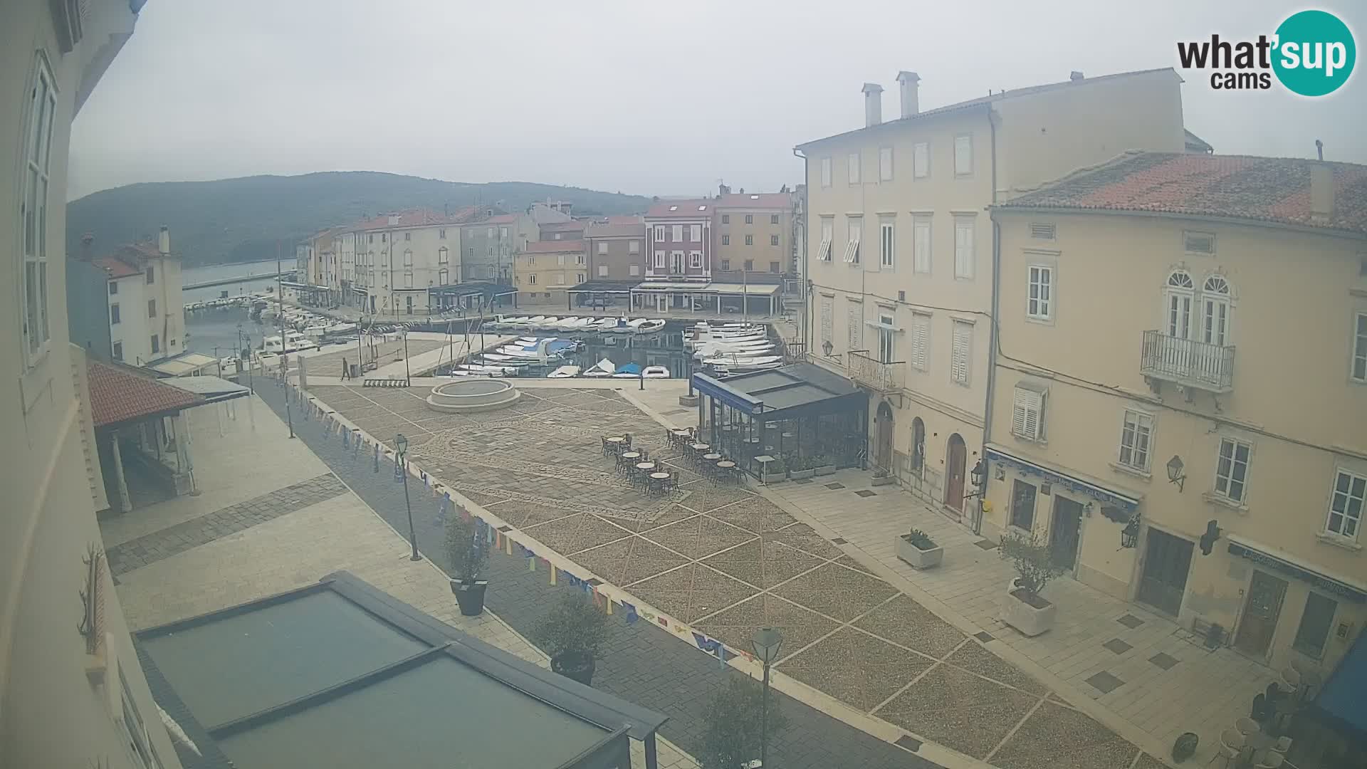 LIVE cam Cres city – place principale et “mandrač” – île de Cres – Croatie