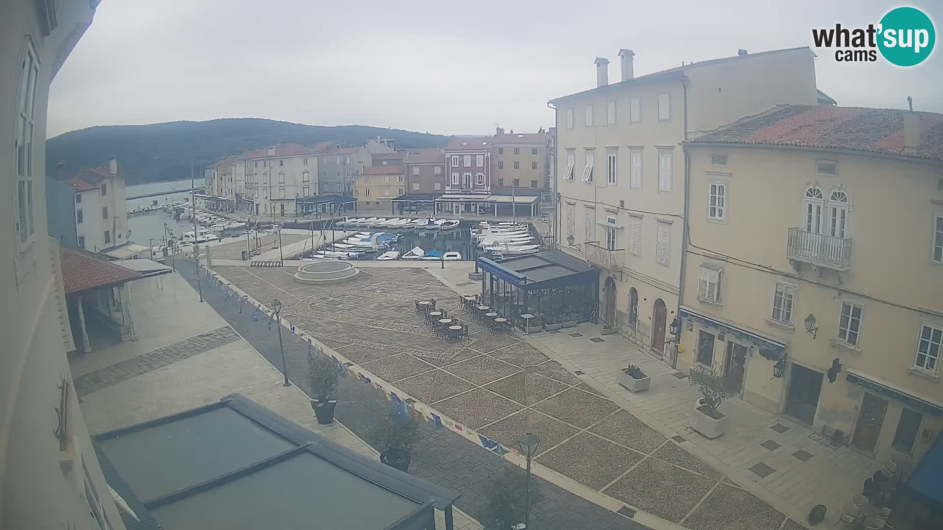 LIVE cam Cres city – place principale et “mandrač” – île de Cres – Croatie