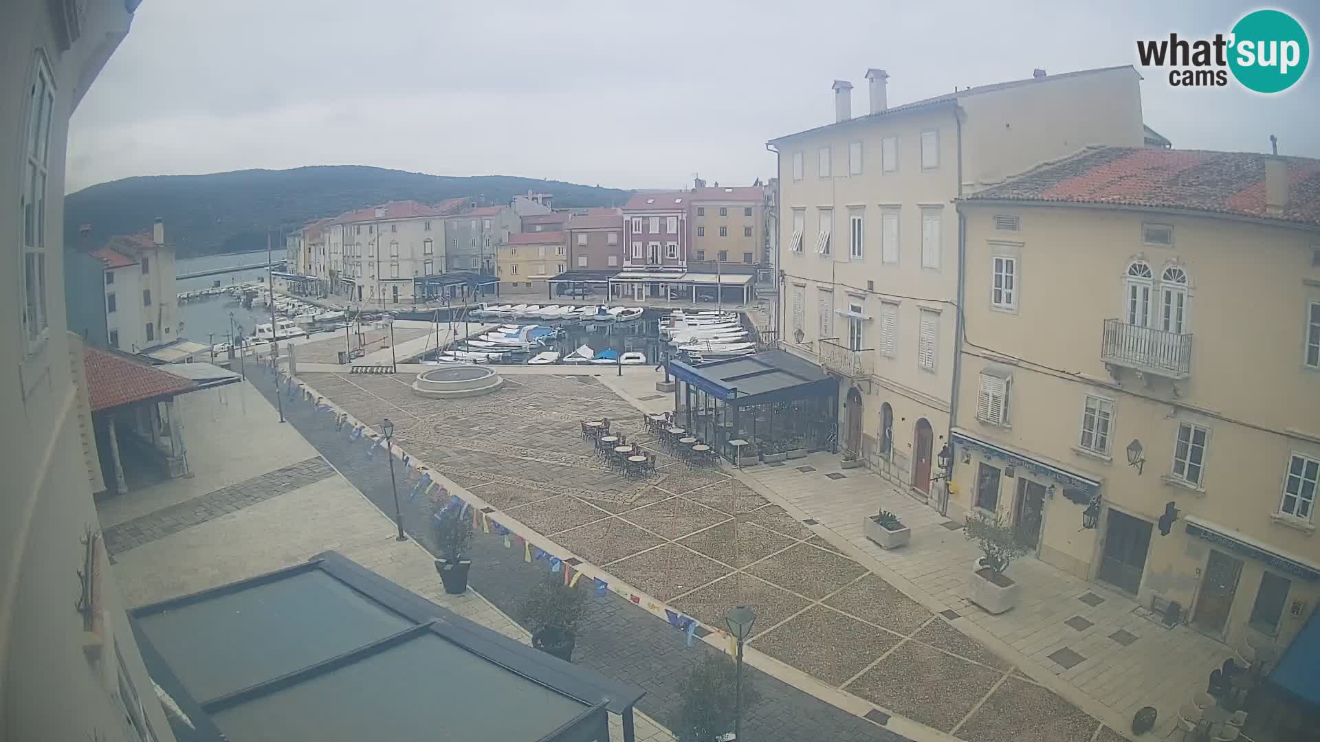 V ŽIVO spletna kamera Cres mesto – glavni trg in “mandrač” – otok Cres – Hrvaška