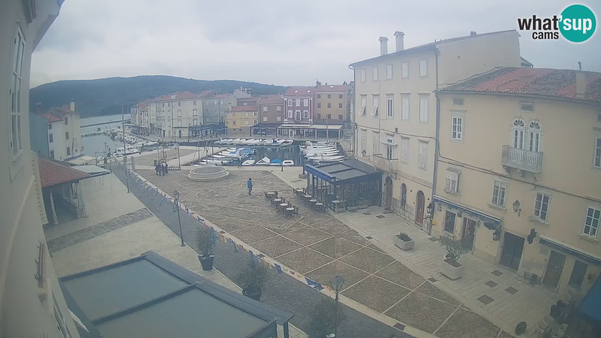 Web kamera Grad Cres – glavni trg i “mandrač” – otok Cres