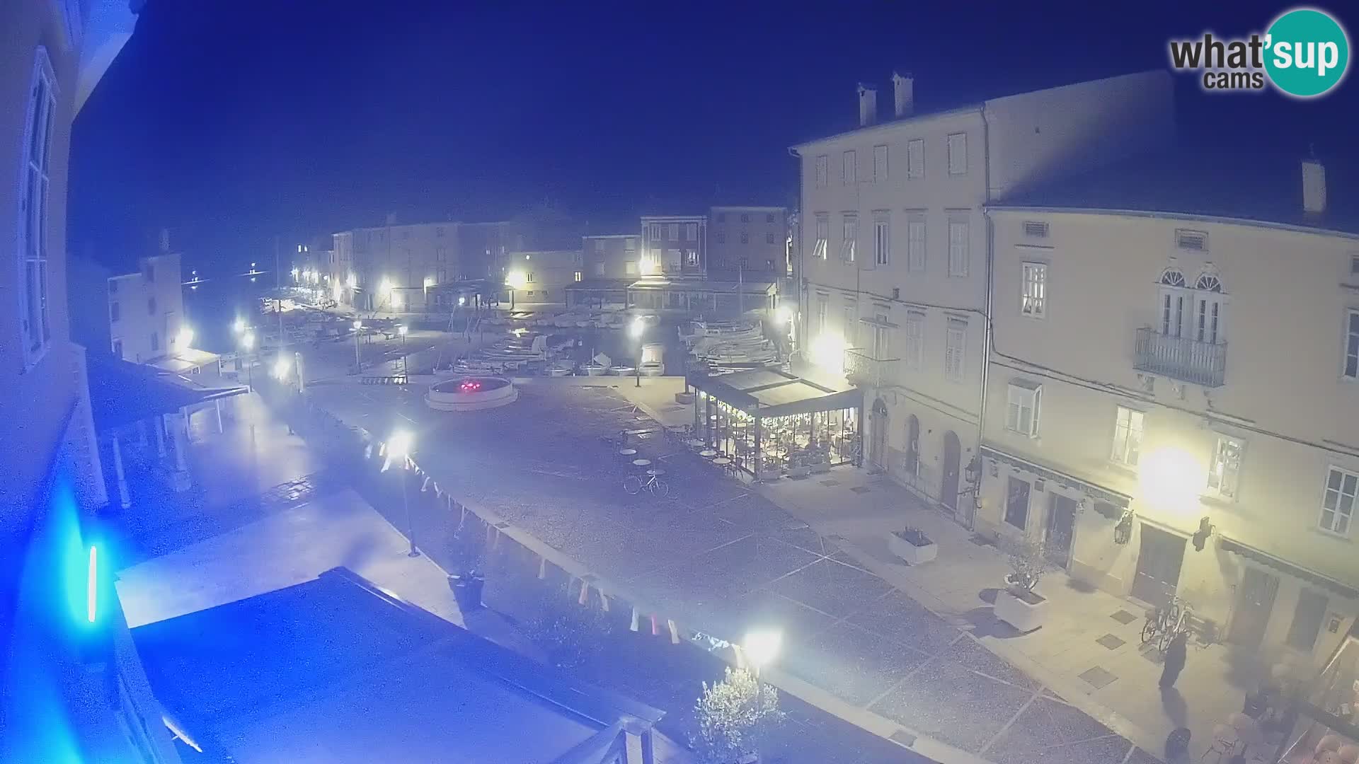 Web kamera Grad Cres – glavni trg i “mandrač” – otok Cres