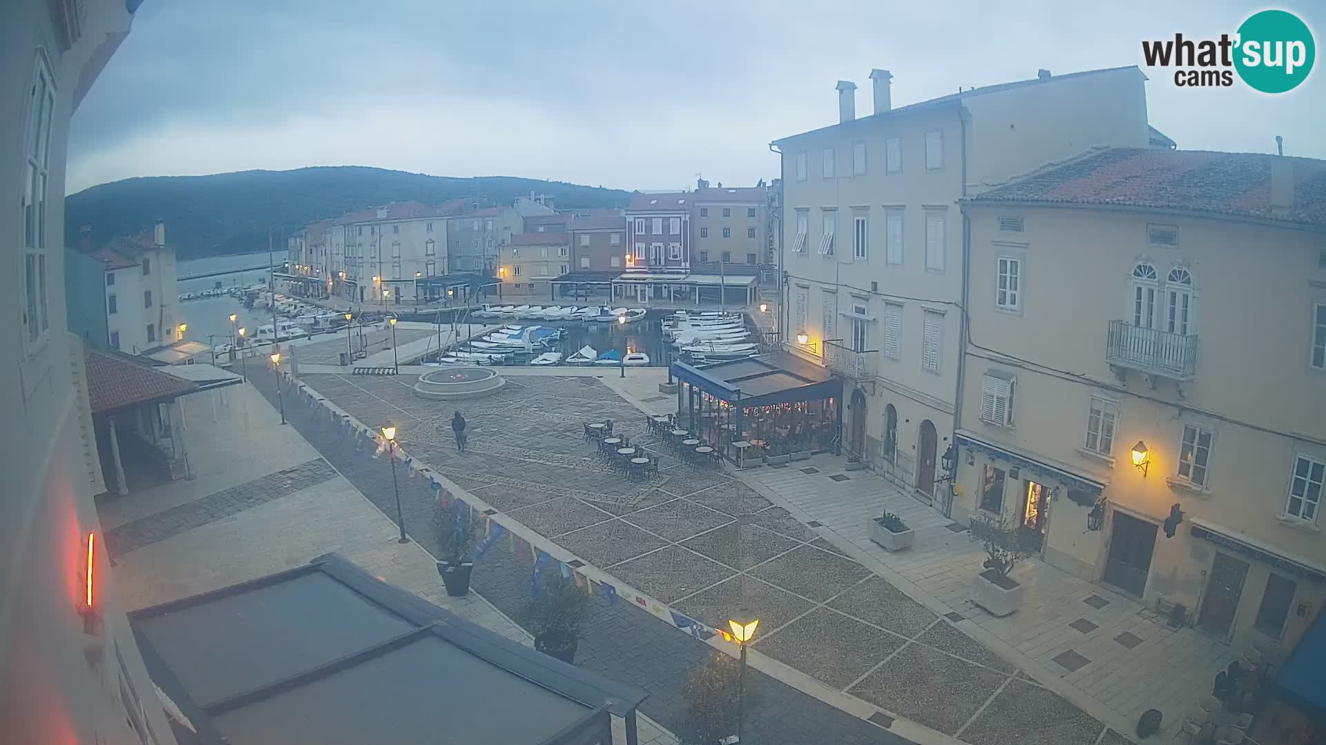 V ŽIVO spletna kamera Cres mesto – glavni trg in “mandrač” – otok Cres – Hrvaška