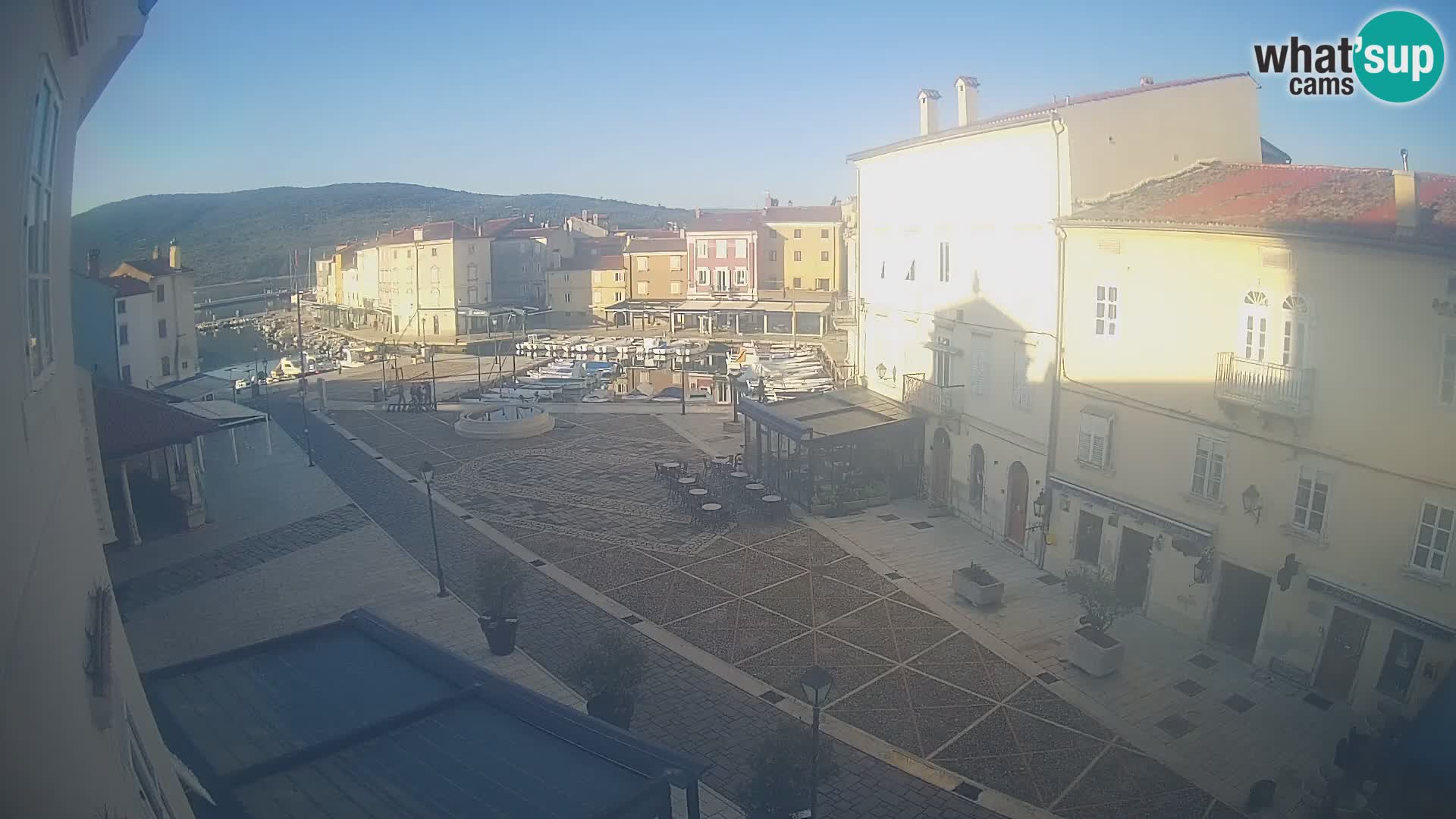 Kamera v ŽIVO Cres mesto – glavni trg in “mandrač” – otok Cres – Hrvaška