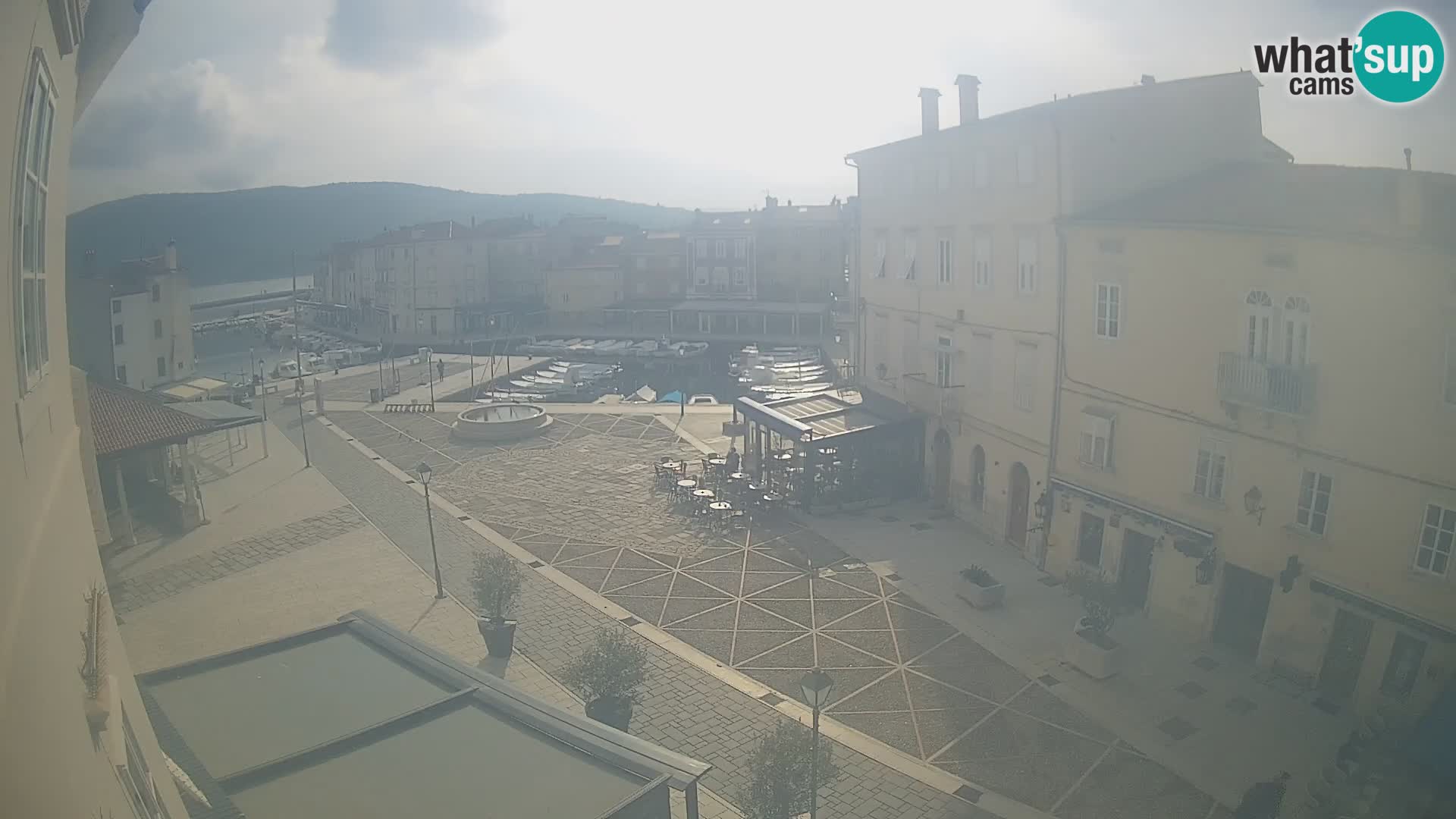 V ŽIVO spletna kamera Cres mesto – glavni trg in “mandrač” – otok Cres – Hrvaška