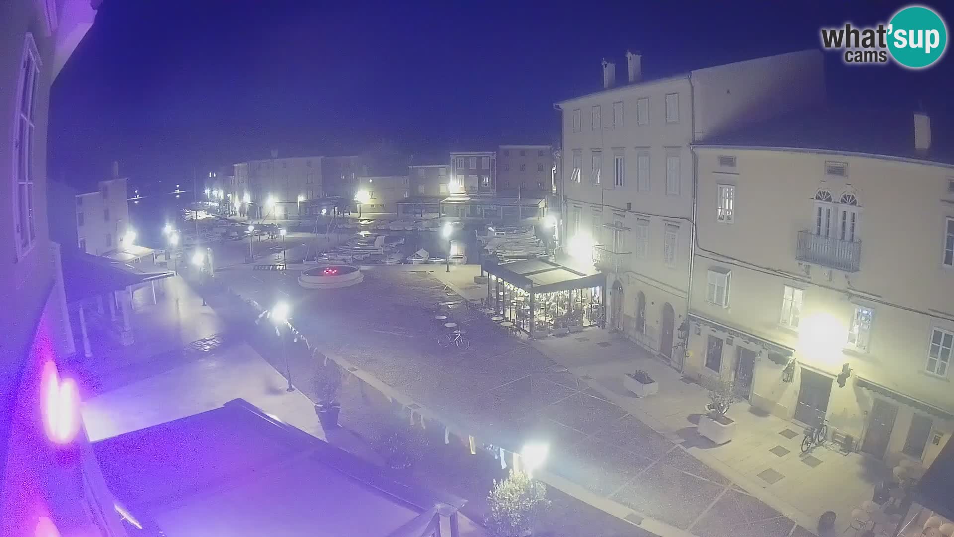 V ŽIVO spletna kamera Cres mesto – glavni trg in “mandrač” – otok Cres – Hrvaška