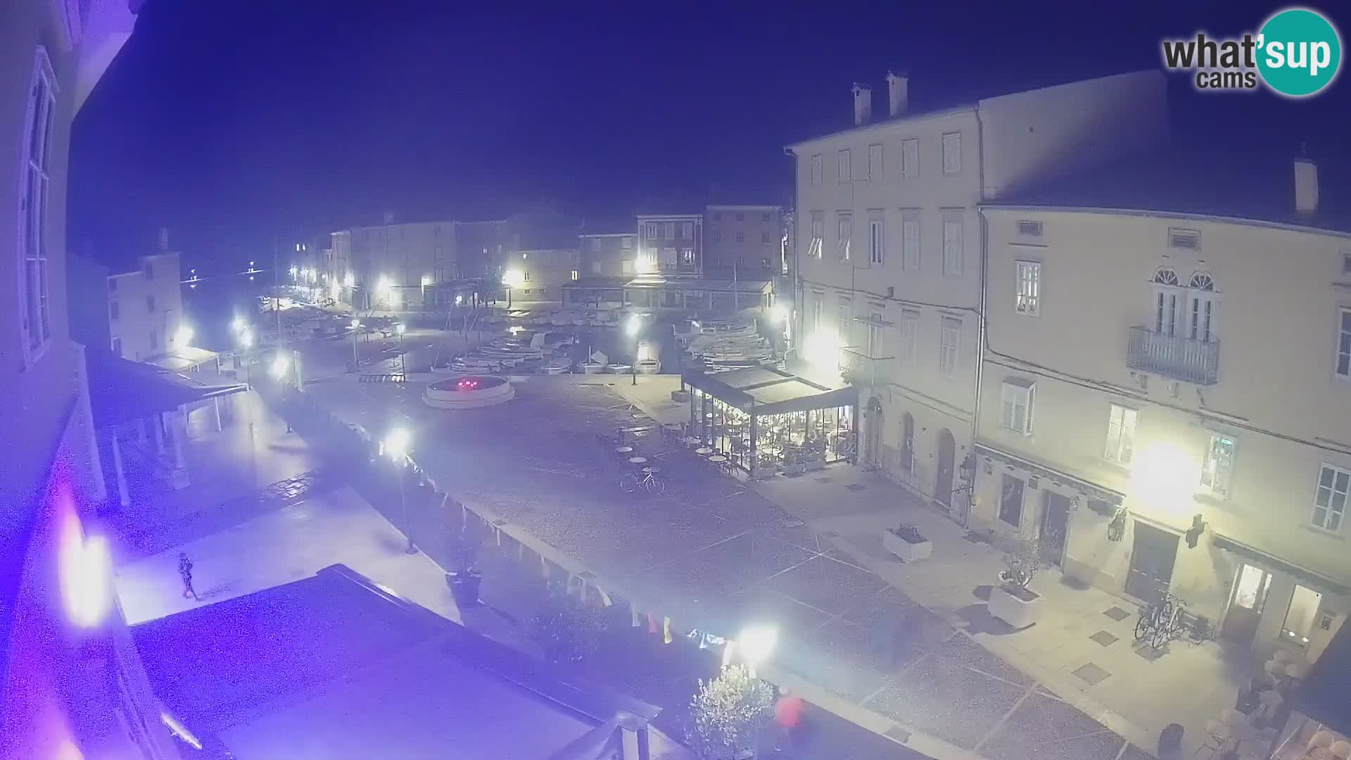 Web kamera Grad Cres – glavni trg i “mandrač” – otok Cres