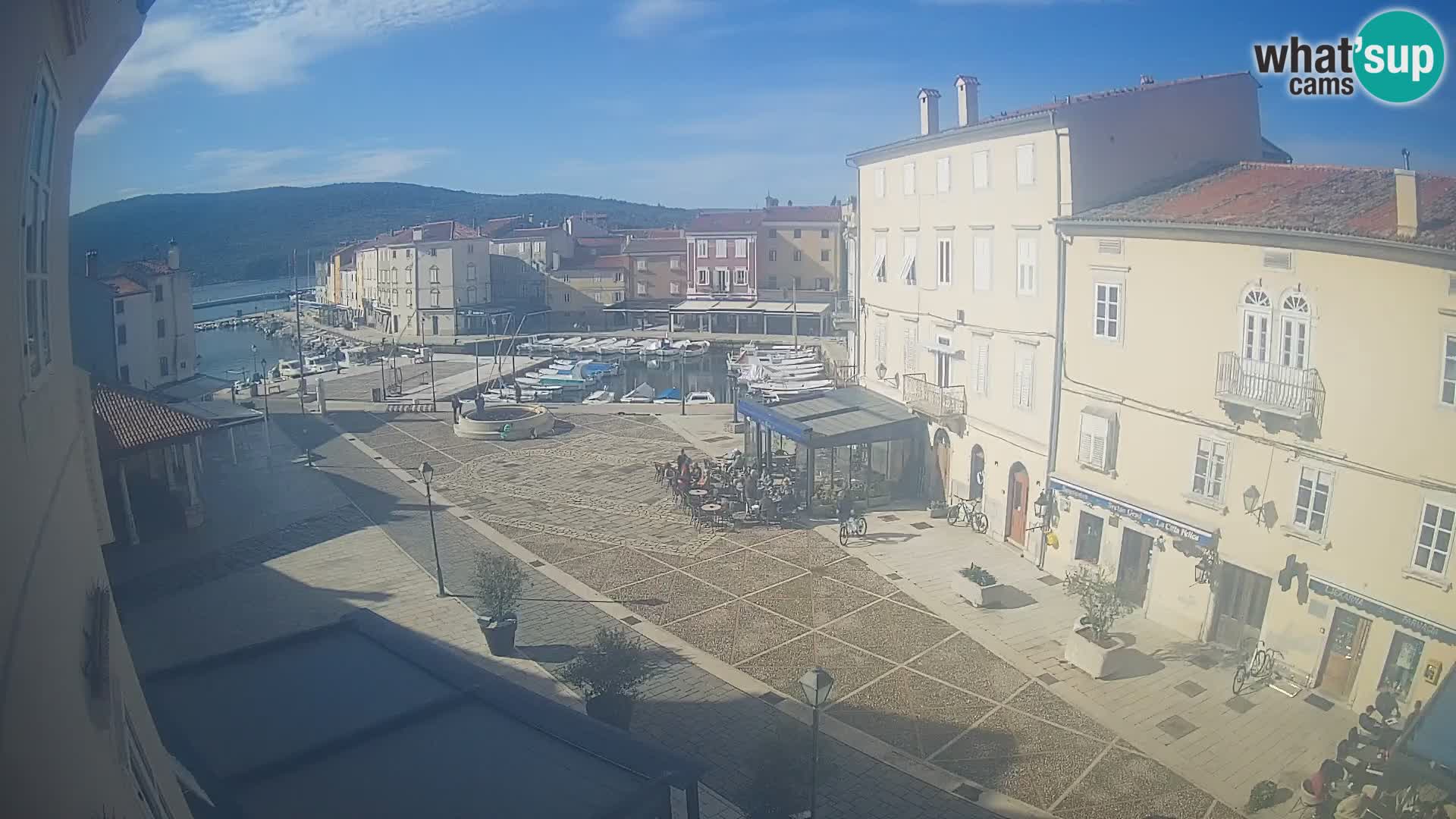 Kamera v ŽIVO Cres mesto – glavni trg in “mandrač” – otok Cres – Hrvaška