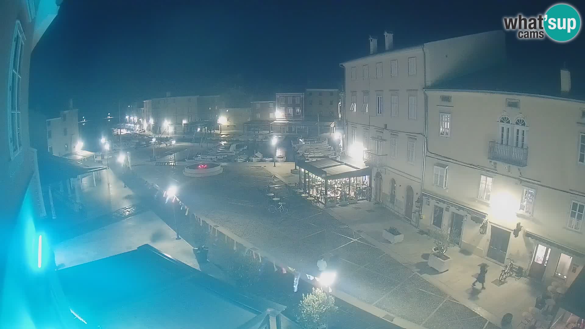 Web kamera Grad Cres – glavni trg i “mandrač” – otok Cres