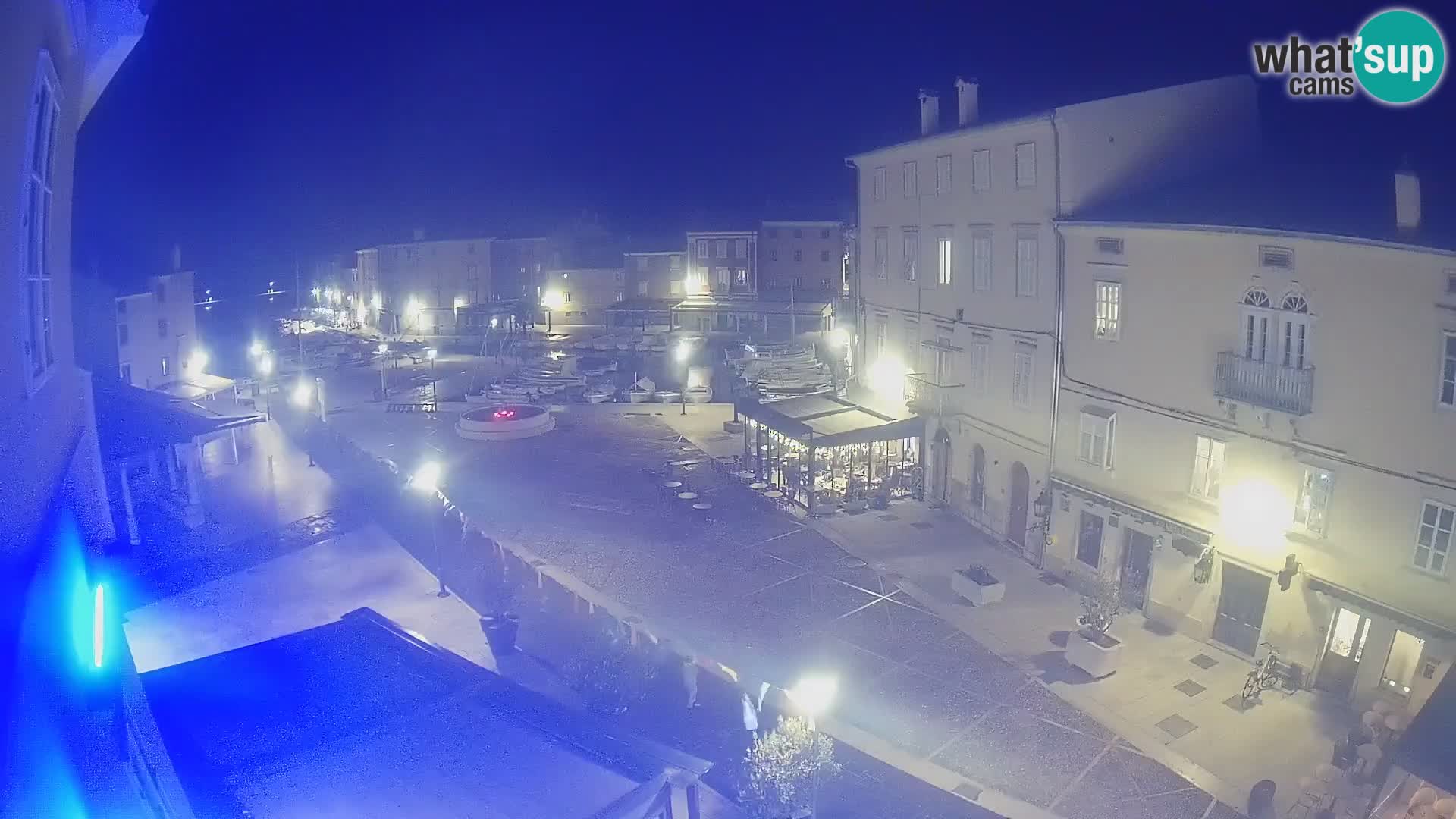 V ŽIVO spletna kamera Cres mesto – glavni trg in “mandrač” – otok Cres – Hrvaška