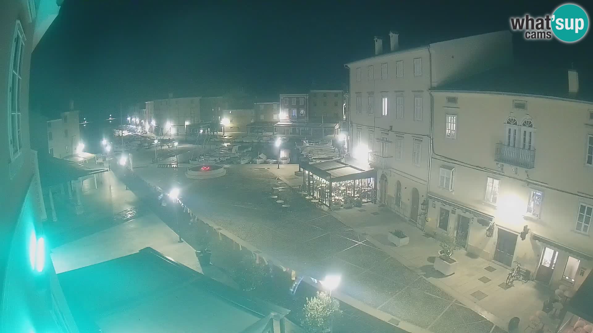 V ŽIVO spletna kamera Cres mesto – glavni trg in “mandrač” – otok Cres – Hrvaška