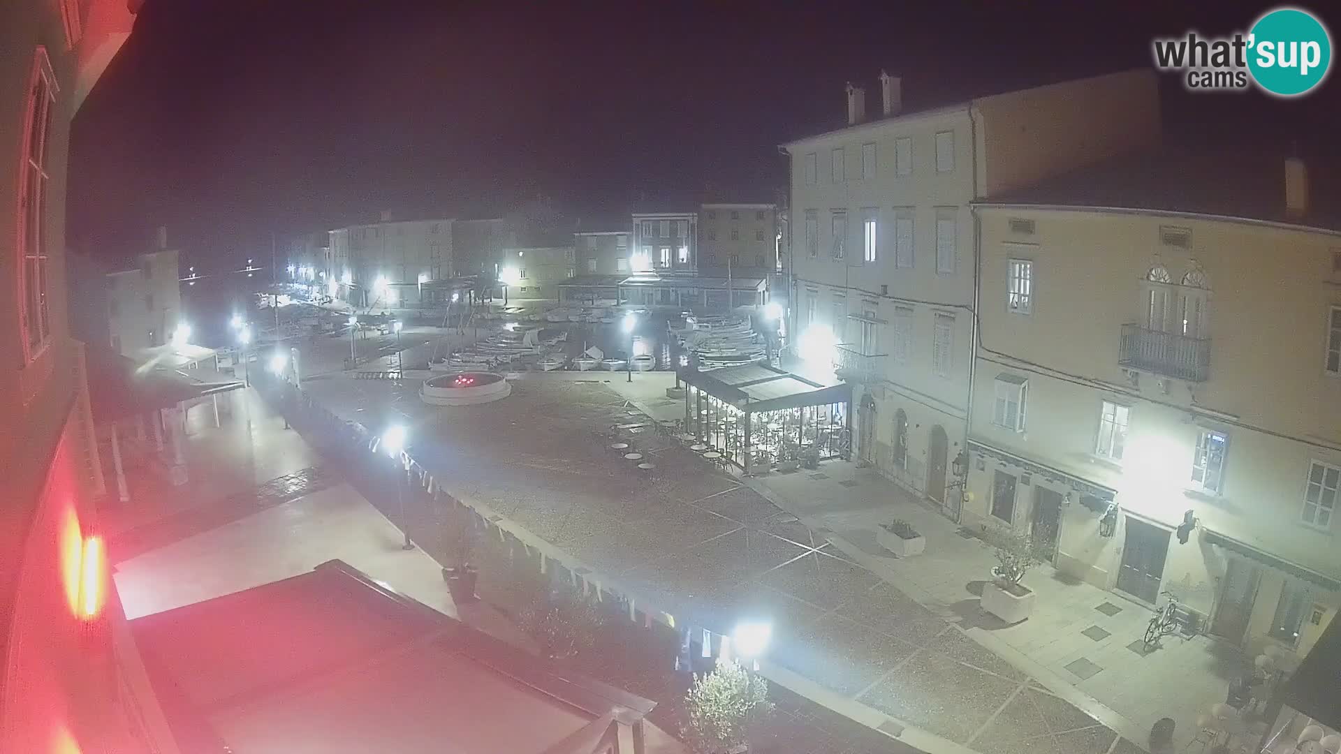 Web kamera Grad Cres – glavni trg i “mandrač” – otok Cres