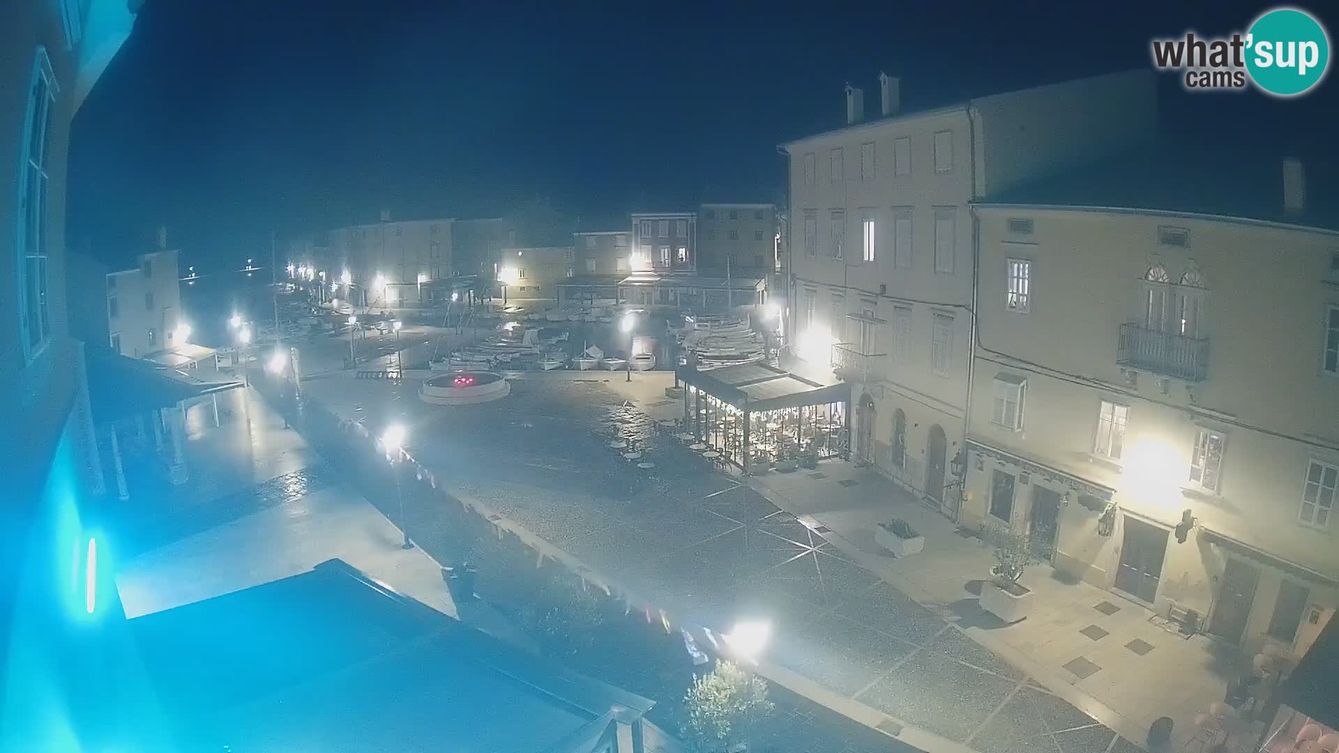 V ŽIVO spletna kamera Cres mesto – glavni trg in “mandrač” – otok Cres – Hrvaška