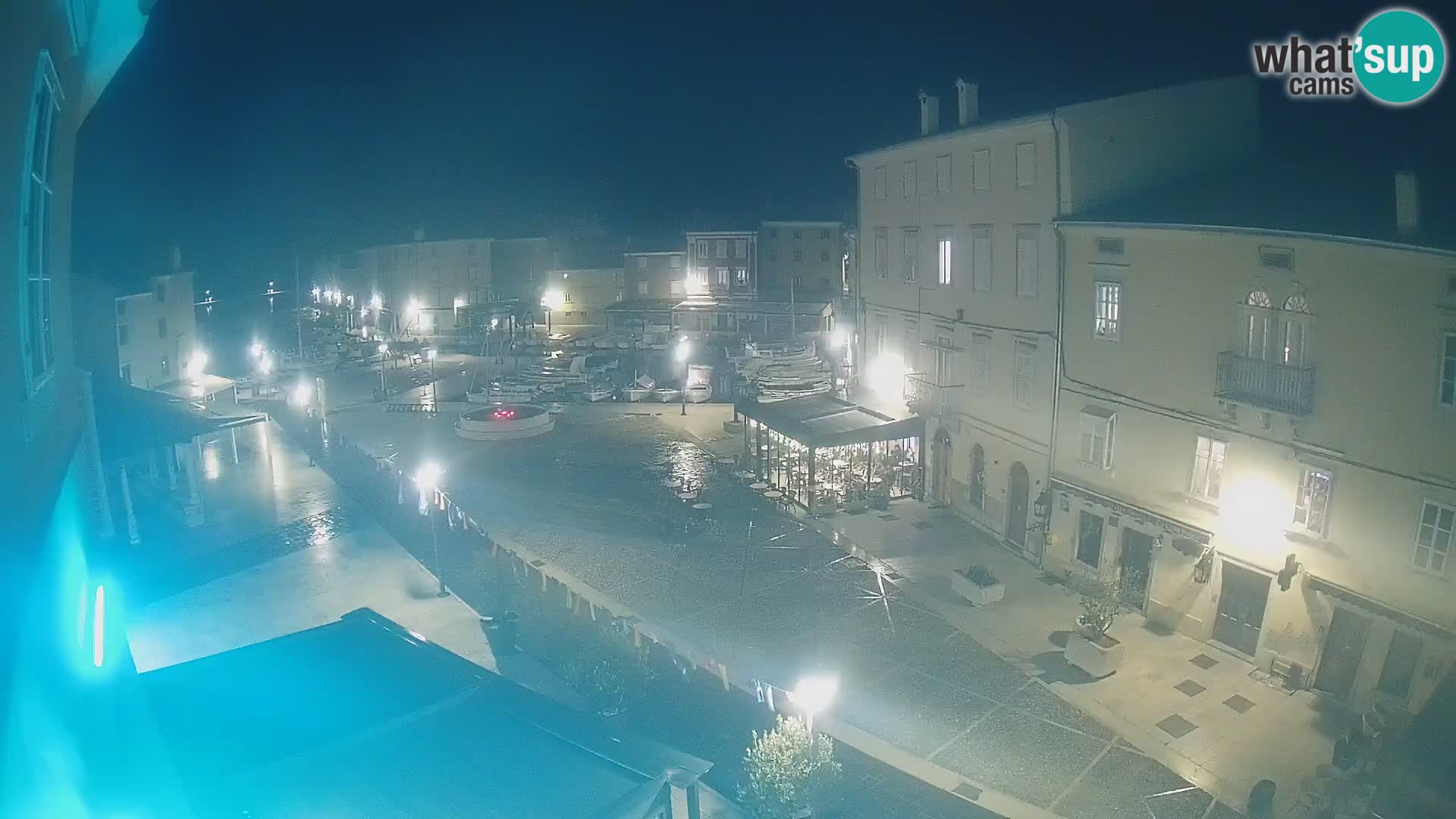 Web kamera Grad Cres – glavni trg i “mandrač” – otok Cres