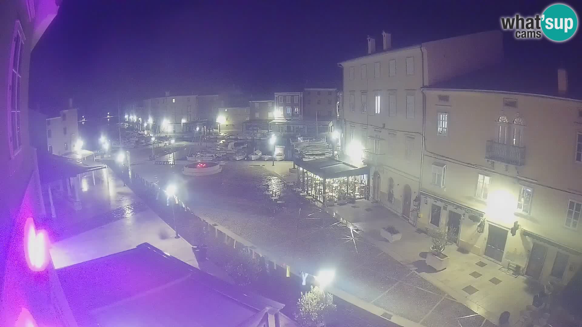 Web kamera Grad Cres – glavni trg i “mandrač” – otok Cres