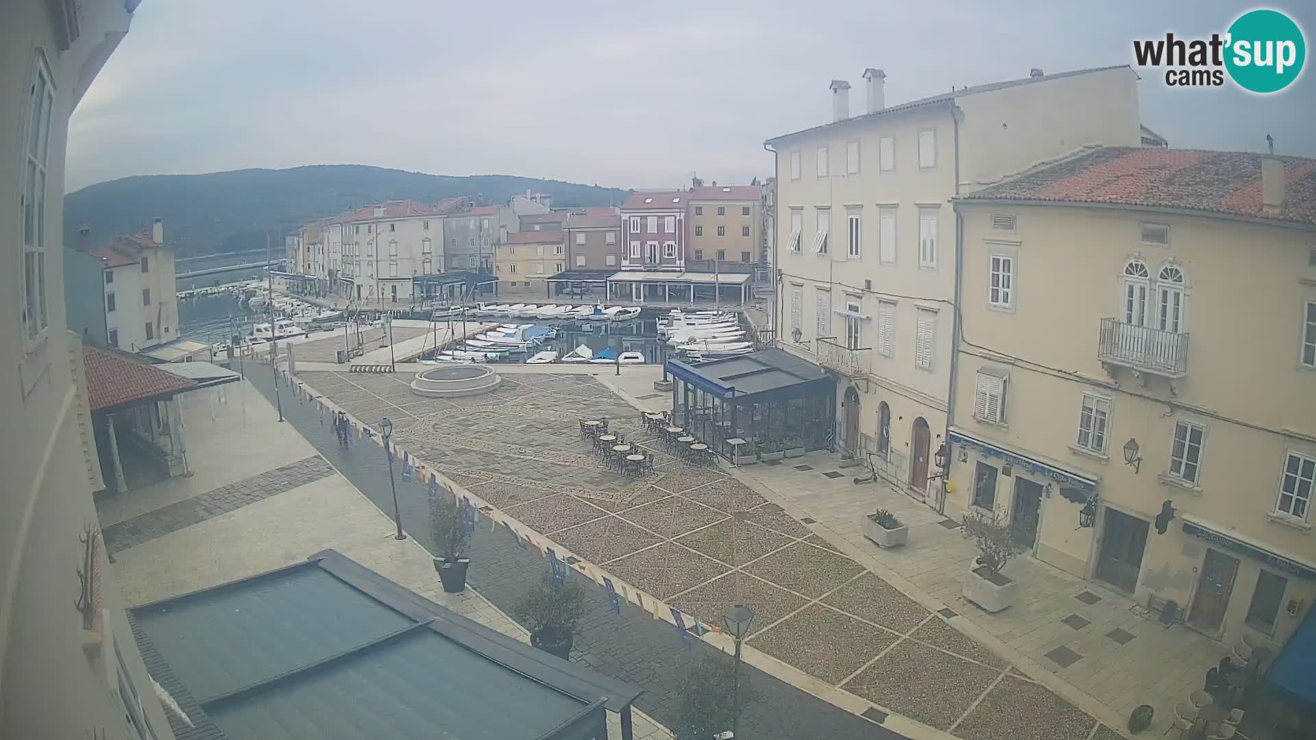 Cámara en vivo ciudad de Cres – plaza principal y “mandrač” – isla de Cres – Croacia