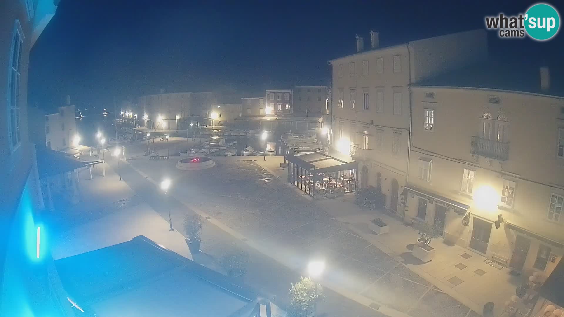 V ŽIVO spletna kamera Cres mesto – glavni trg in “mandrač” – otok Cres – Hrvaška