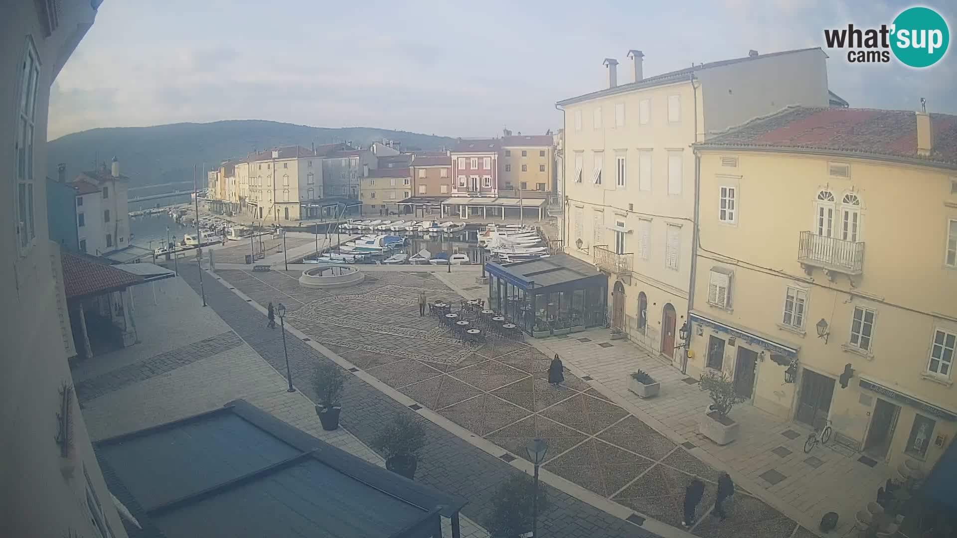 V ŽIVO spletna kamera Cres mesto – glavni trg in “mandrač” – otok Cres – Hrvaška