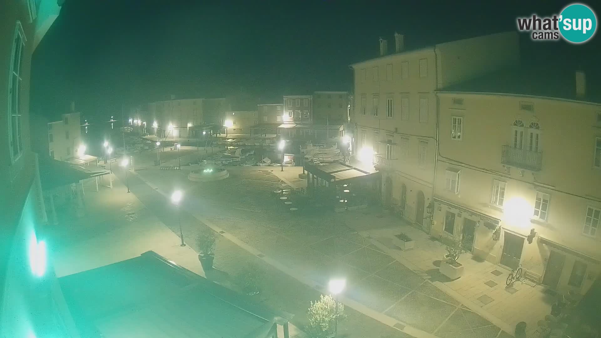 Web kamera Grad Cres – glavni trg i “mandrač” – otok Cres