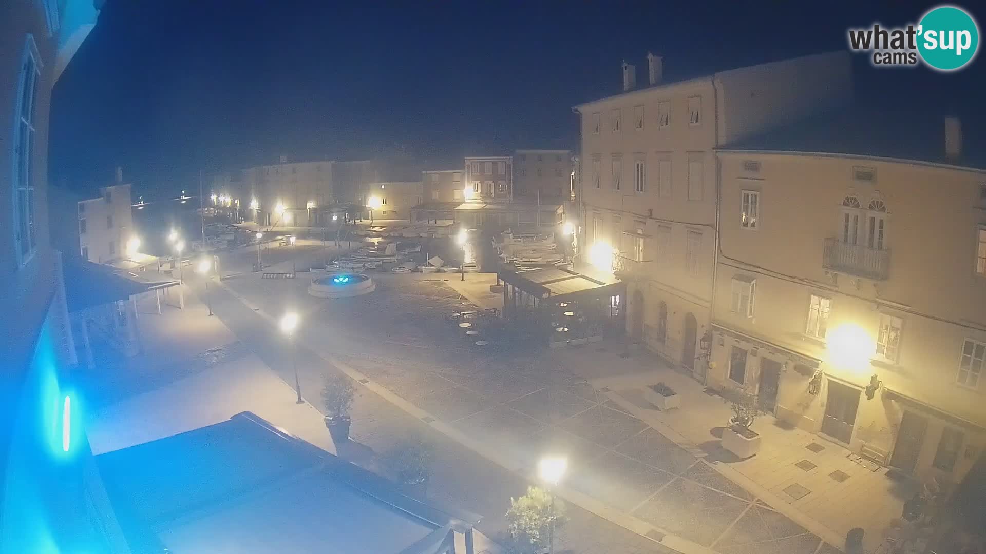 Web kamera Grad Cres – glavni trg i “mandrač” – otok Cres