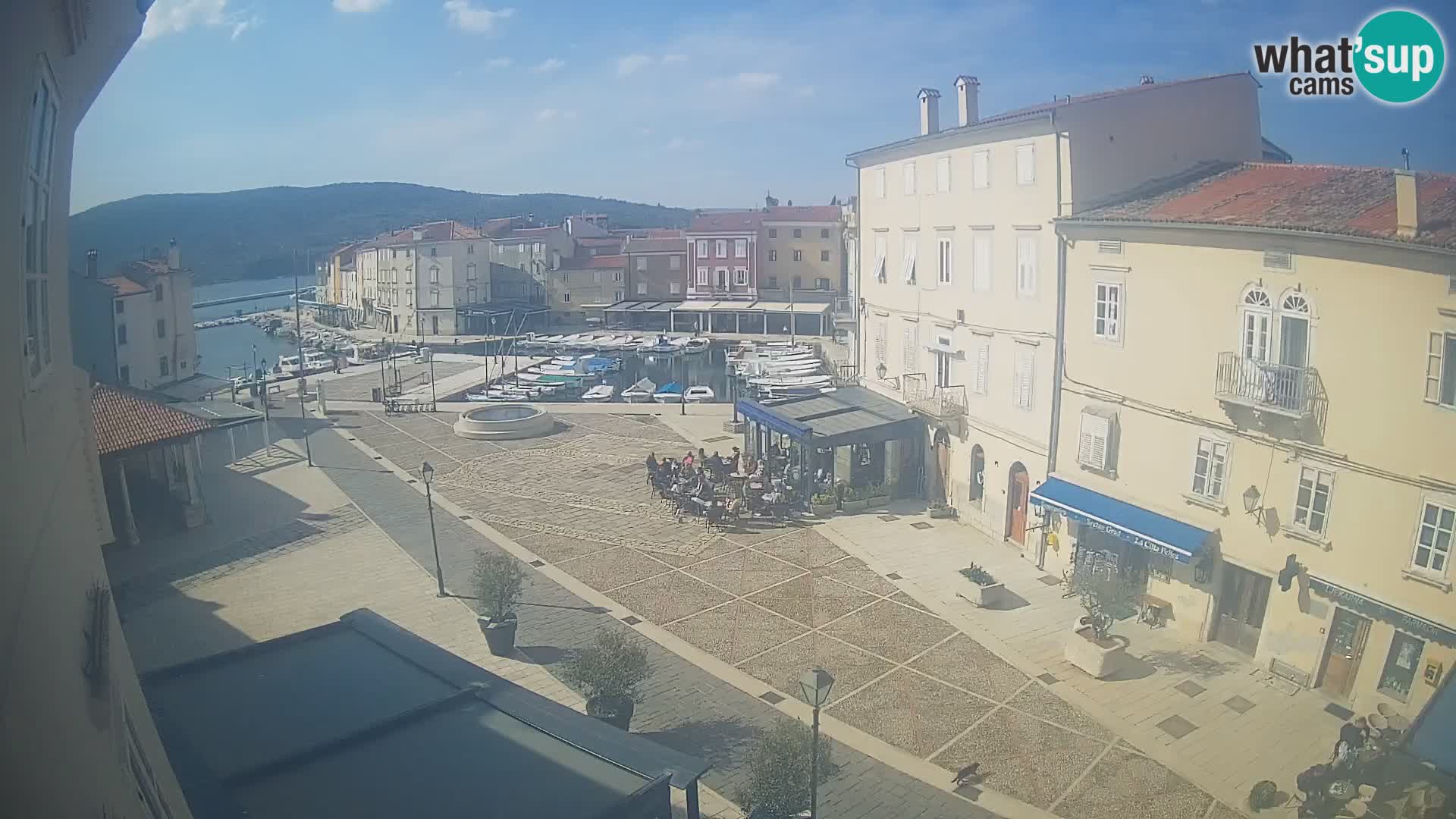 Web kamera Grad Cres – glavni trg i “mandrač” – otok Cres