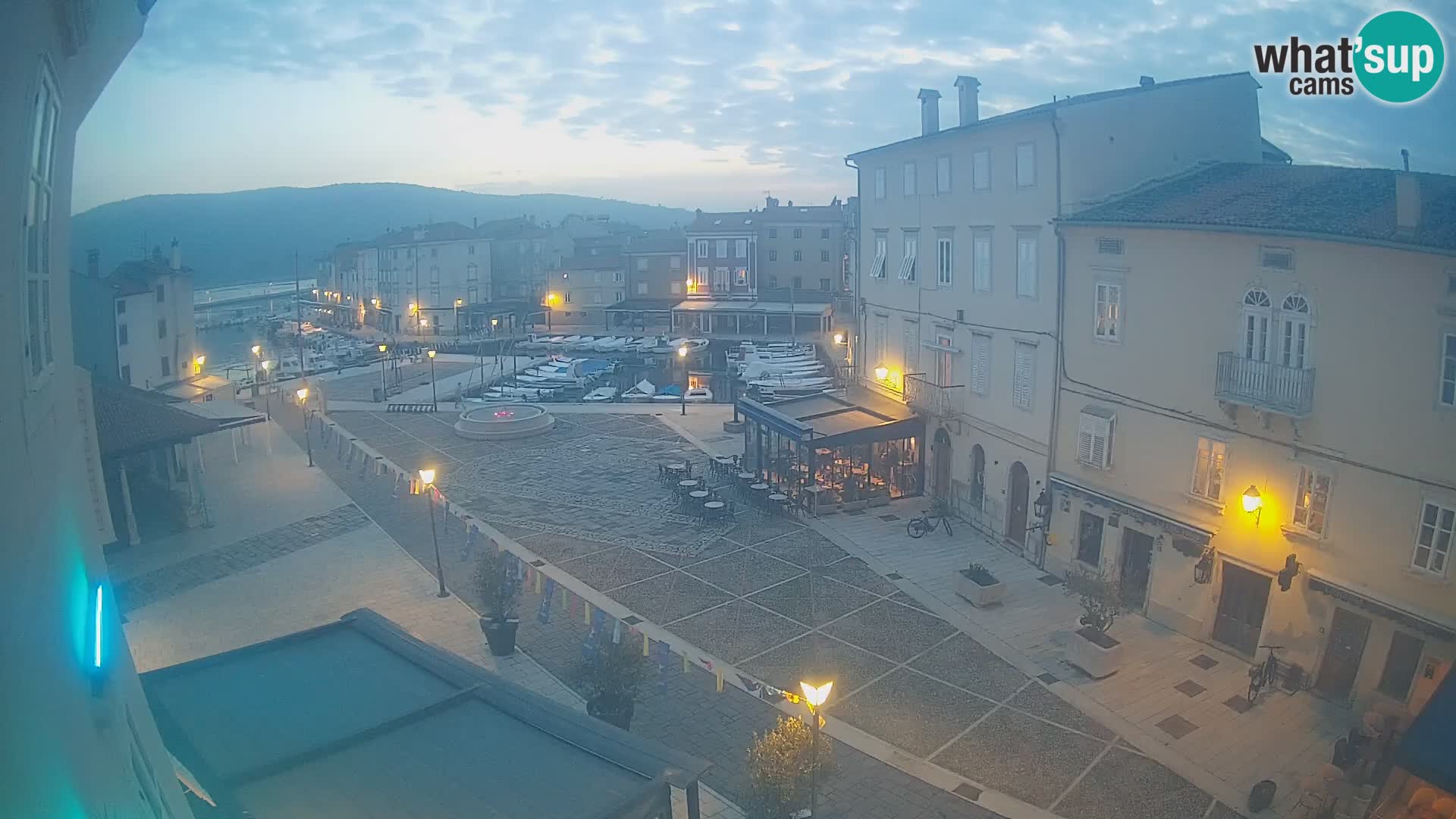 V ŽIVO spletna kamera Cres mesto – glavni trg in “mandrač” – otok Cres – Hrvaška