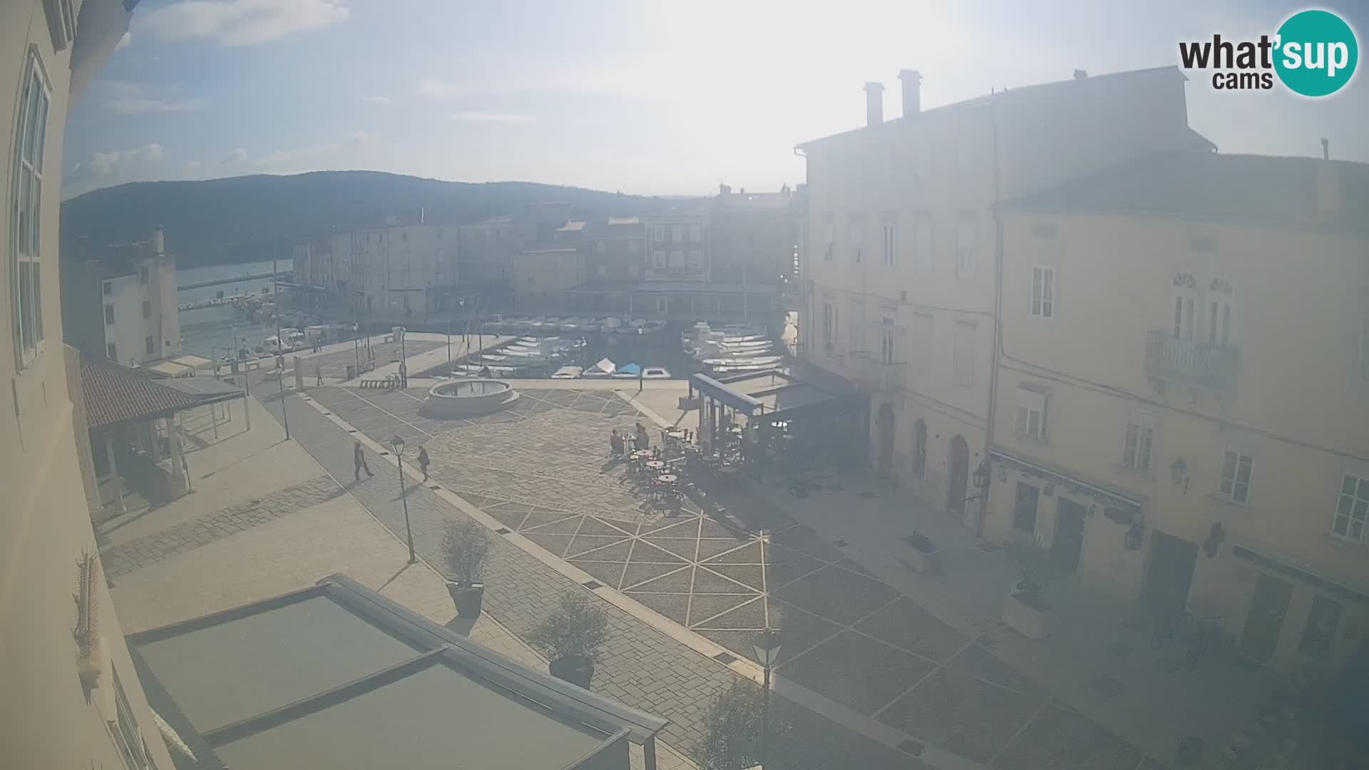 LIVE cam Cres city – place principale et “mandrač” – île de Cres – Croatie