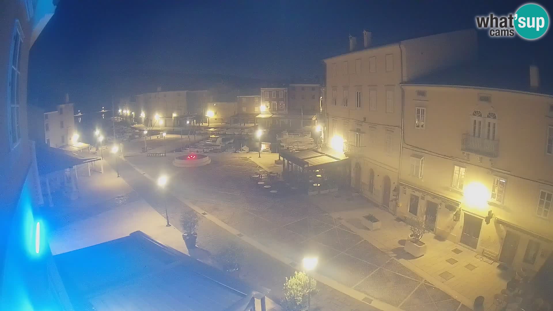 V ŽIVO spletna kamera Cres mesto – glavni trg in “mandrač” – otok Cres – Hrvaška