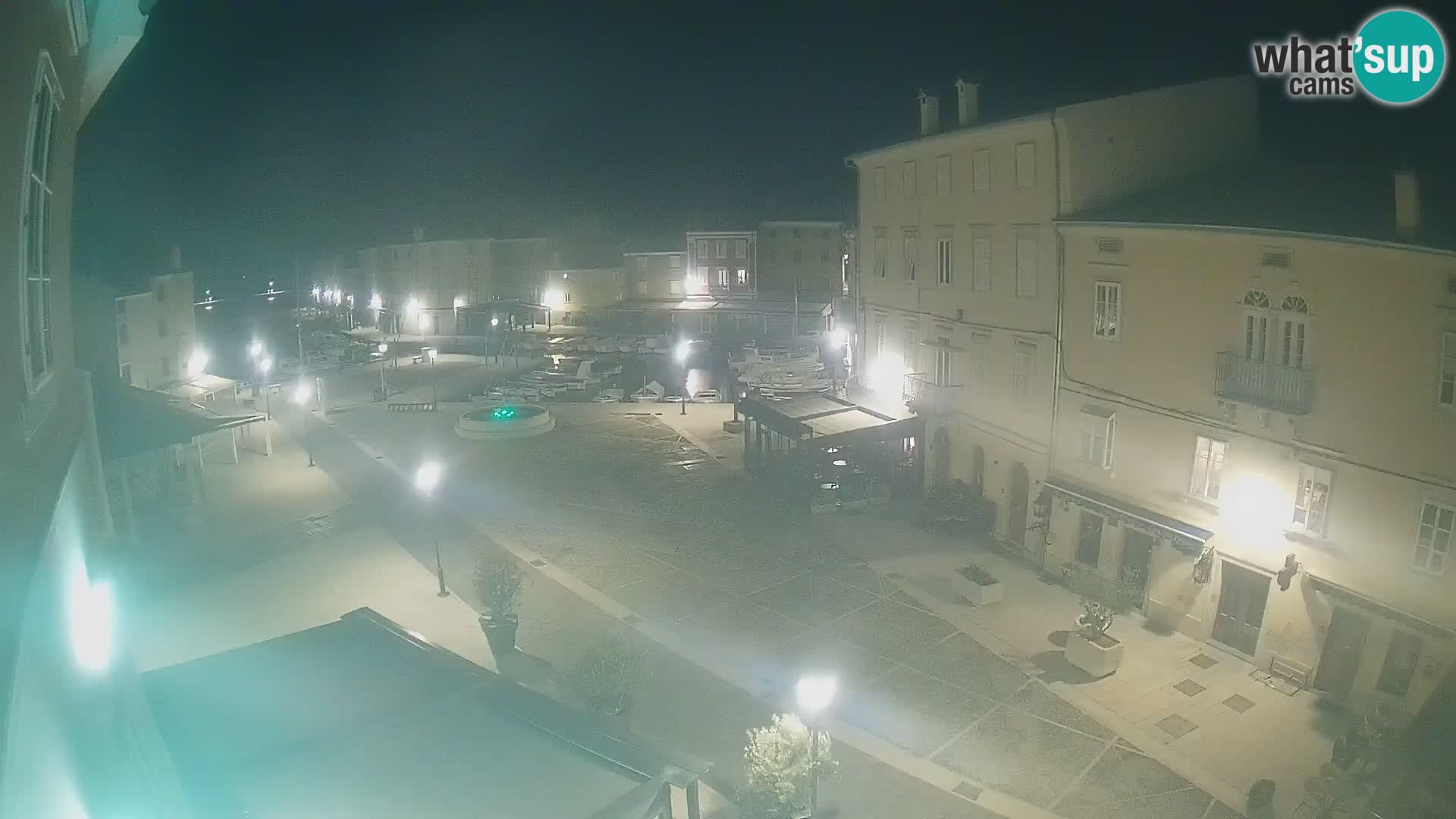 Web kamera Grad Cres – glavni trg i “mandrač” – otok Cres