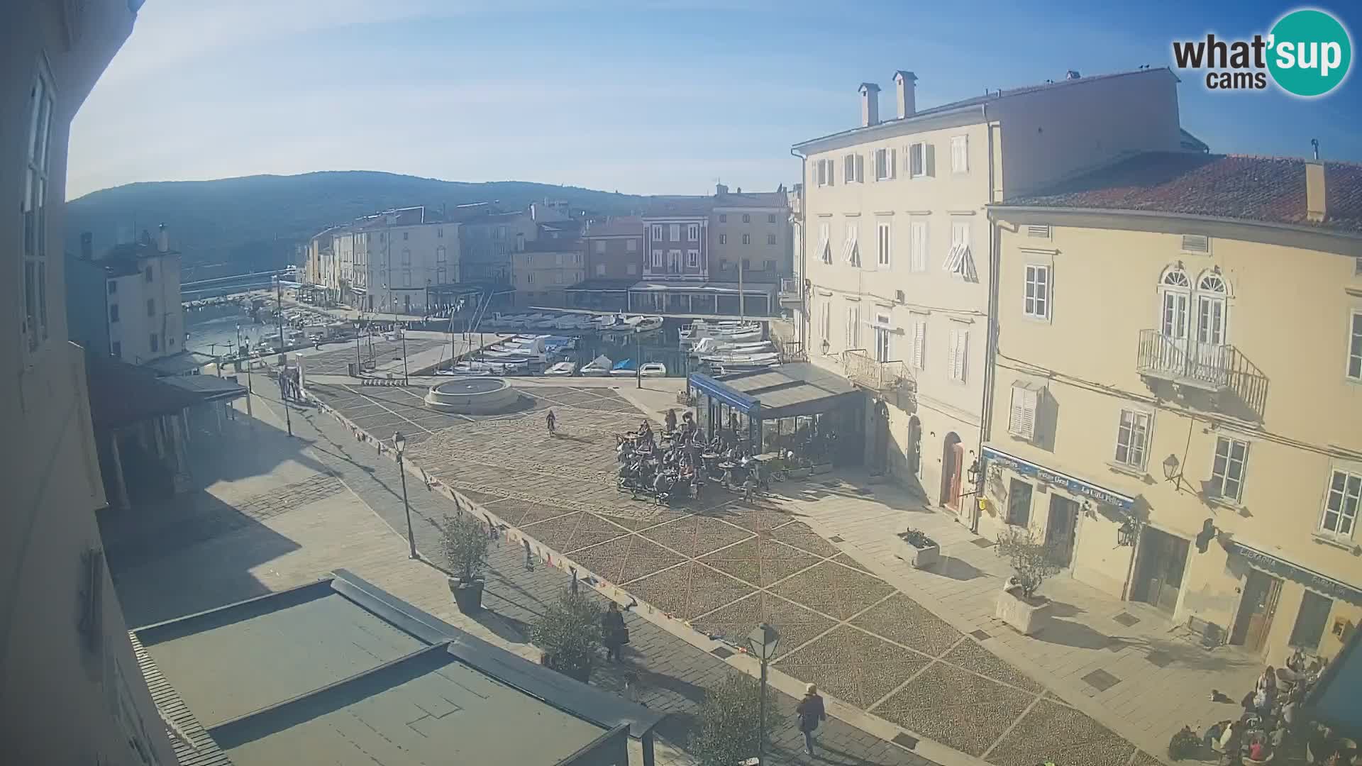 Web kamera Grad Cres – glavni trg i “mandrač” – otok Cres