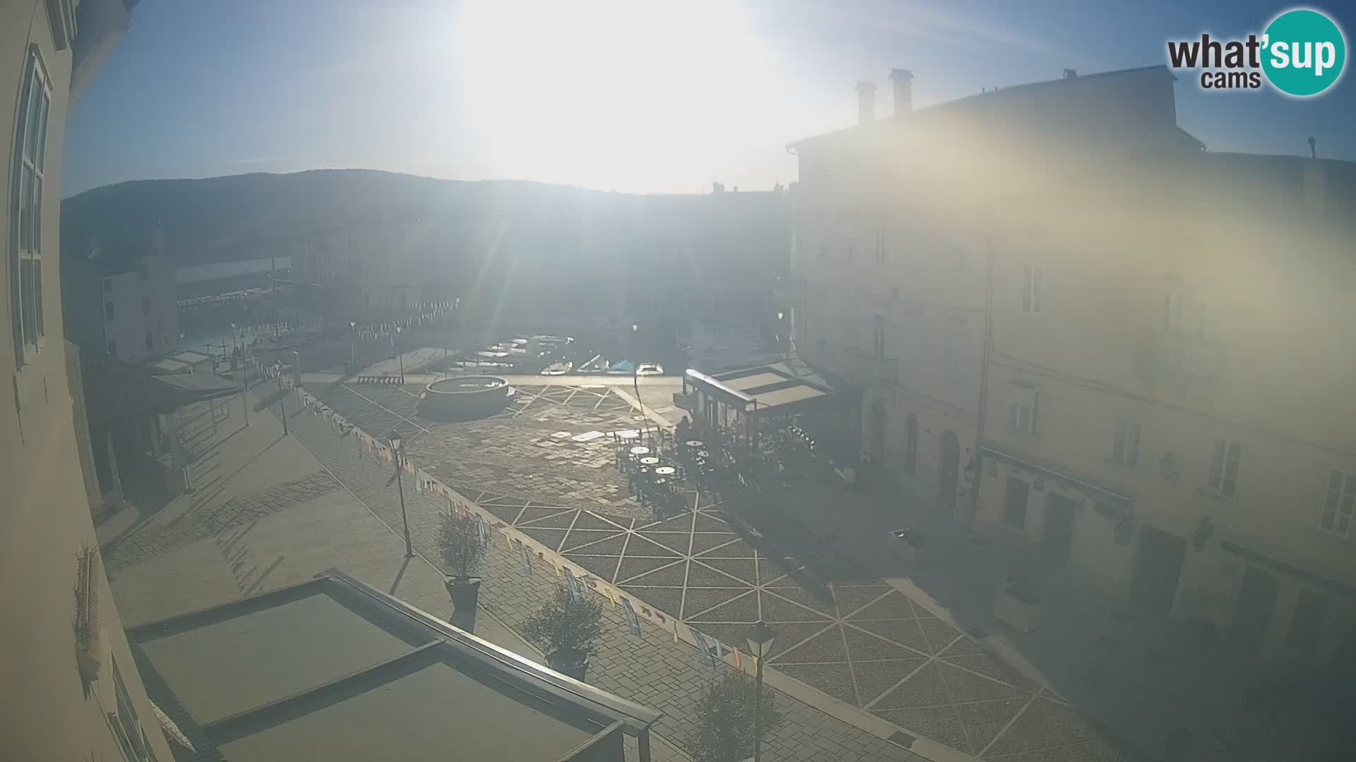 Web kamera Grad Cres – glavni trg i “mandrač” – otok Cres