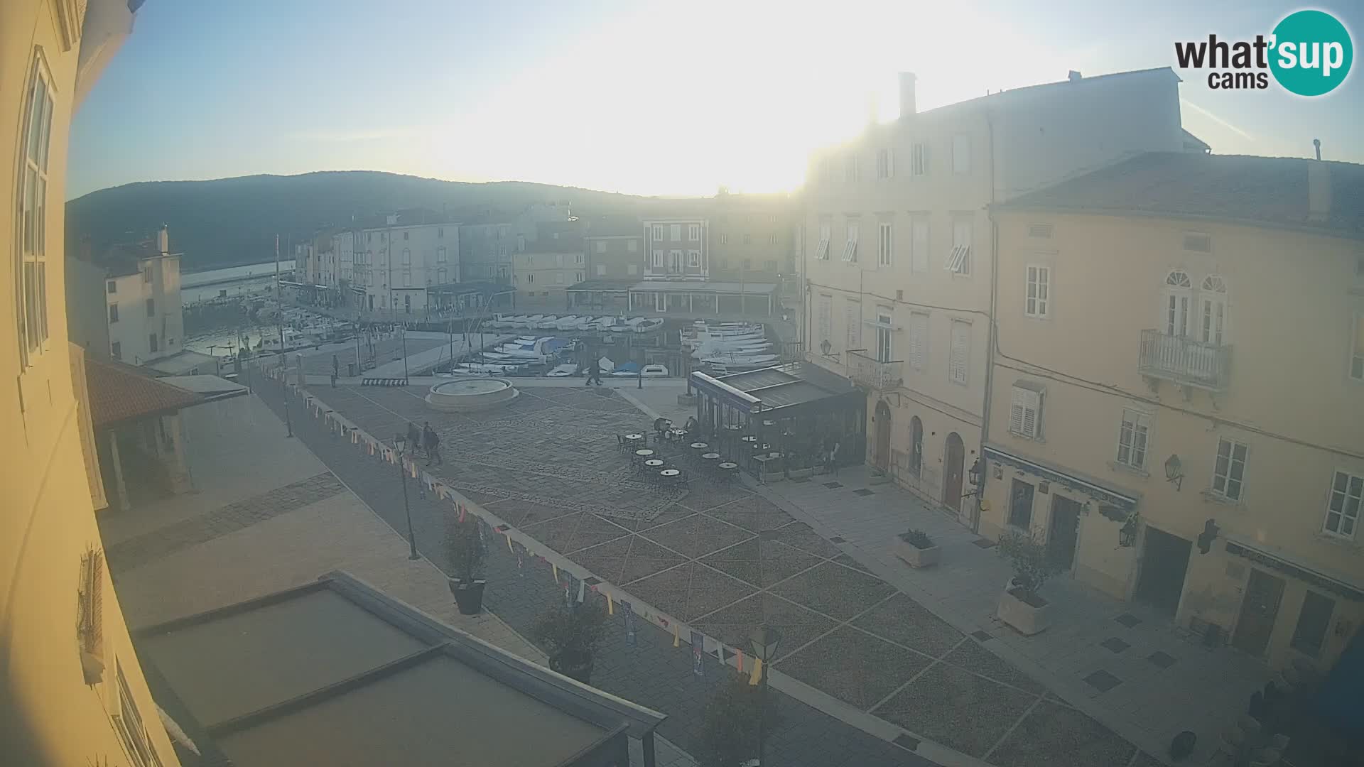 Web kamera Grad Cres – glavni trg i “mandrač” – otok Cres